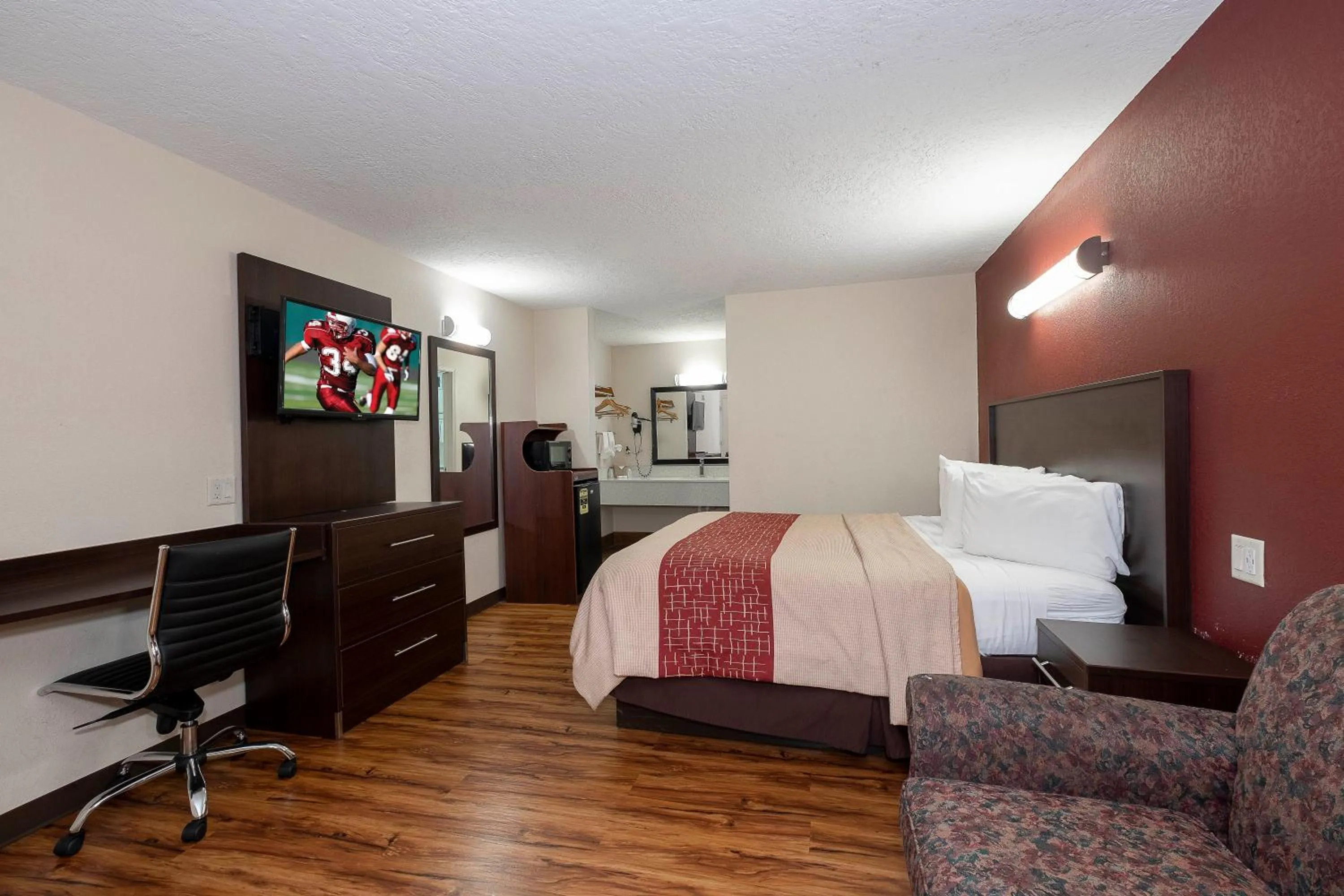 Photo of the whole room in Red Roof Inn Starkville - University