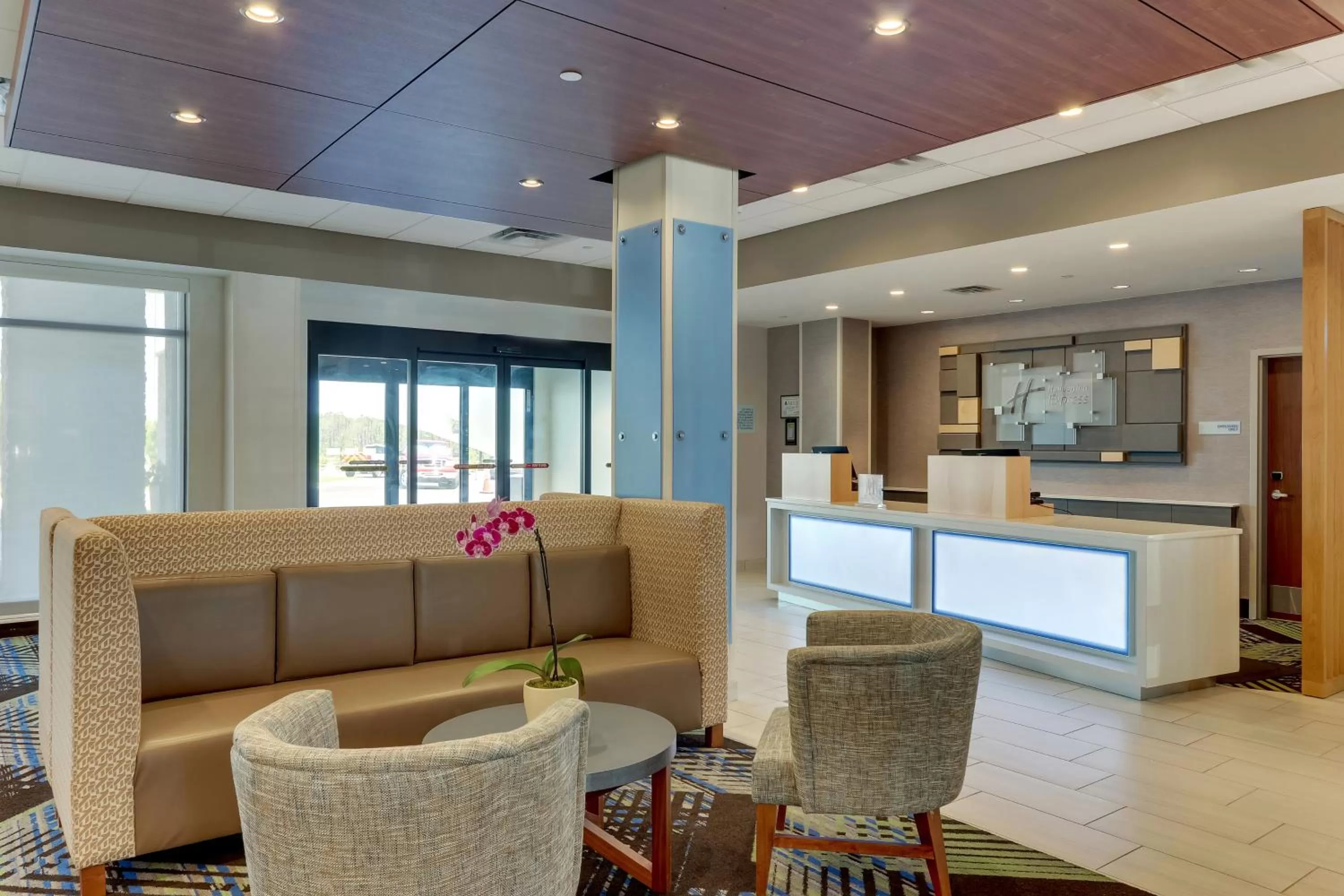 Lobby or reception in Holiday Inn Express - Wilmington - Porters Neck by IHG