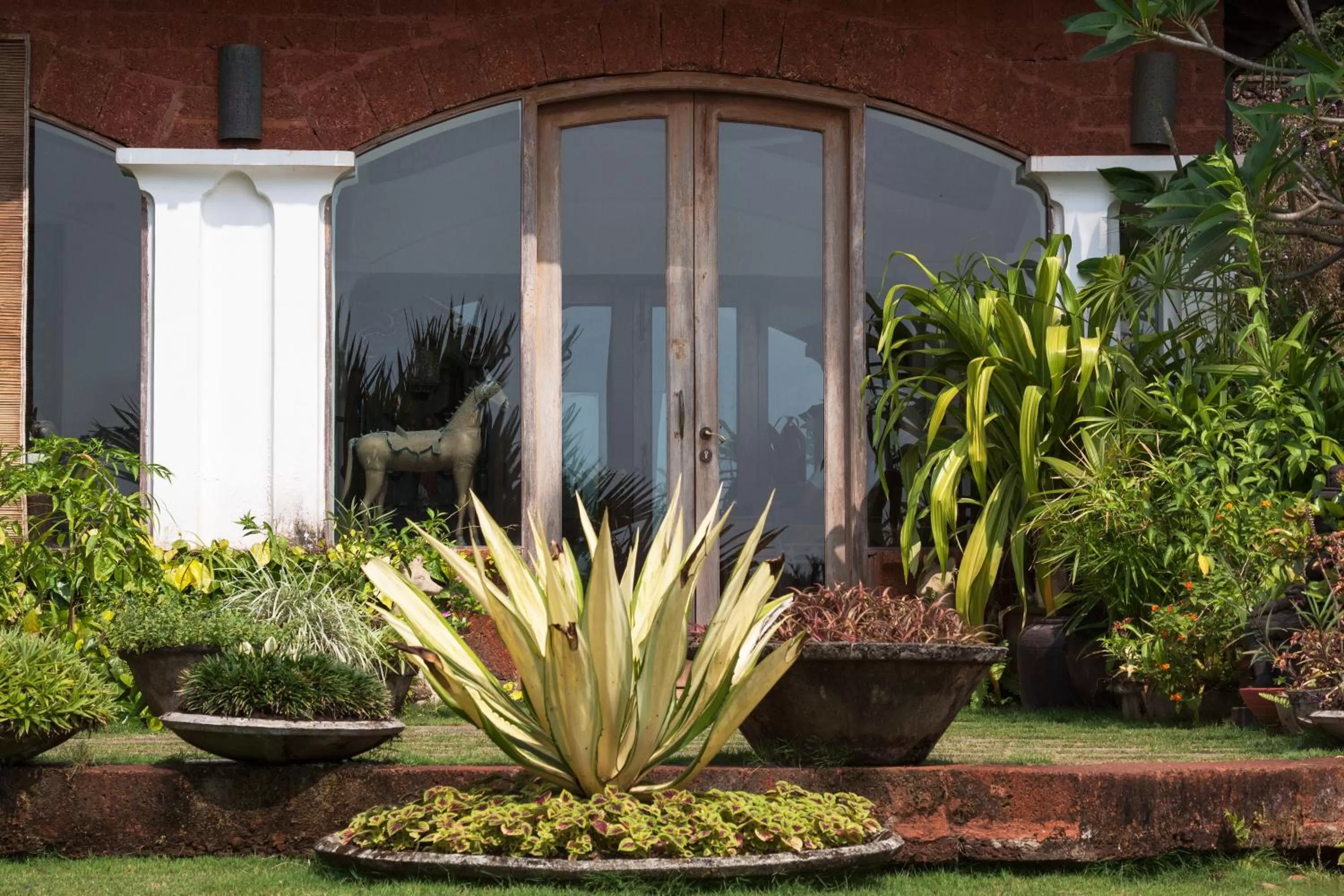 Property building, Garden in Ahilya By The Sea