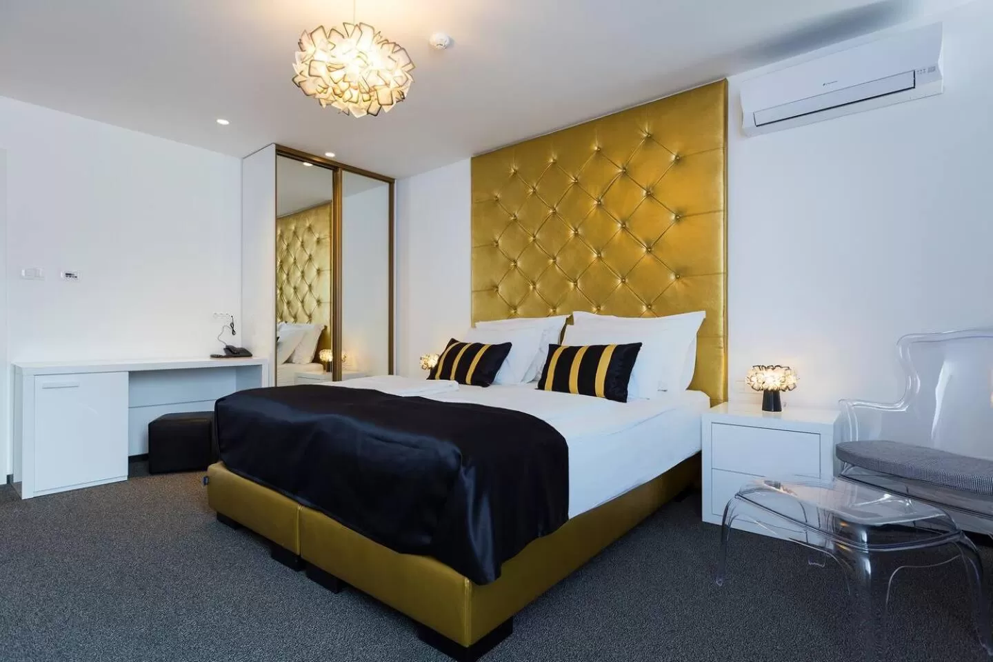 Staff, Bed in B Gold Luxury rooms B&B