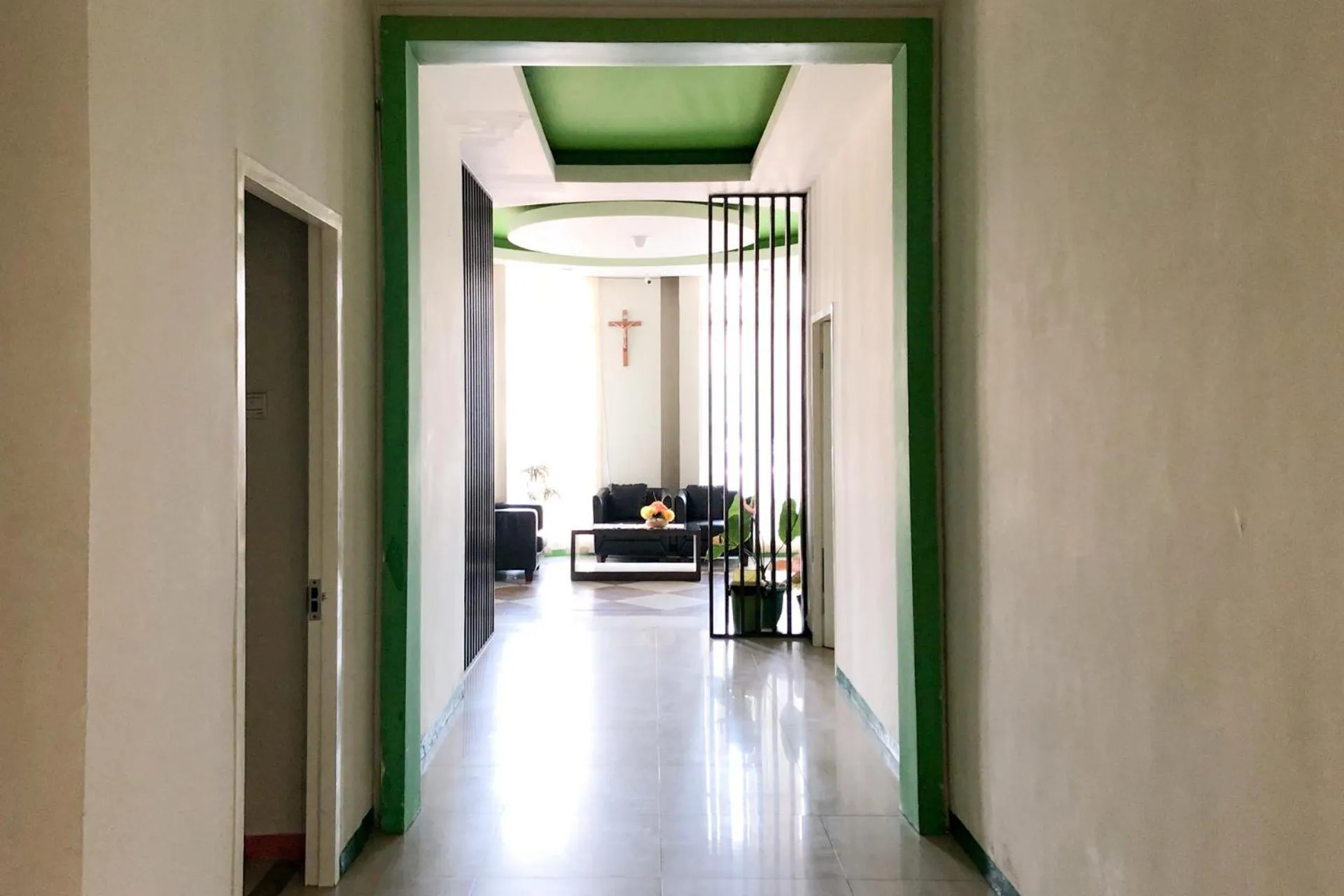 Lobby or reception in RedDoorz near Pantai Pede