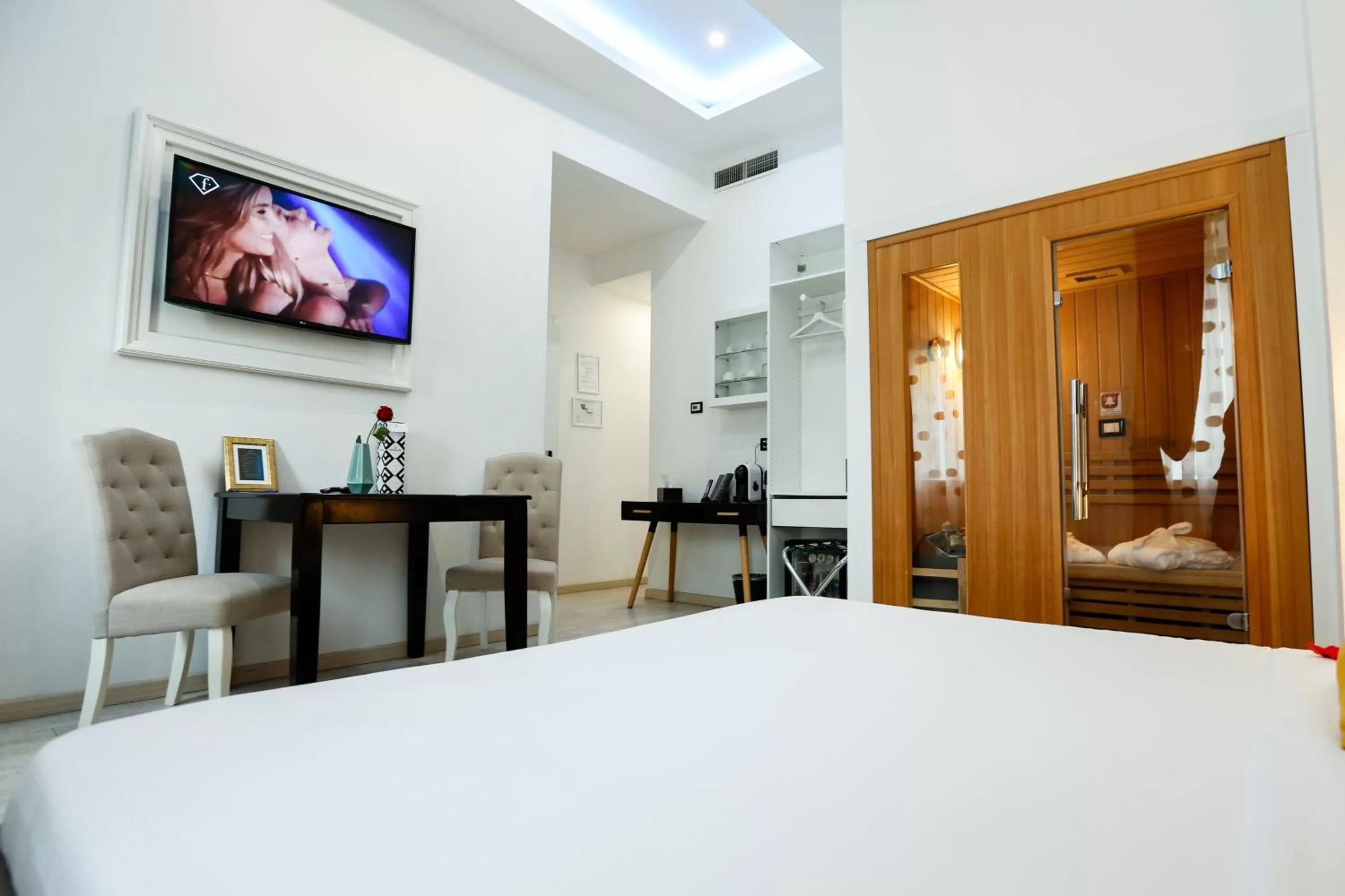 Sauna, Bed in Escape Luxury Suite - CA Domus Collection