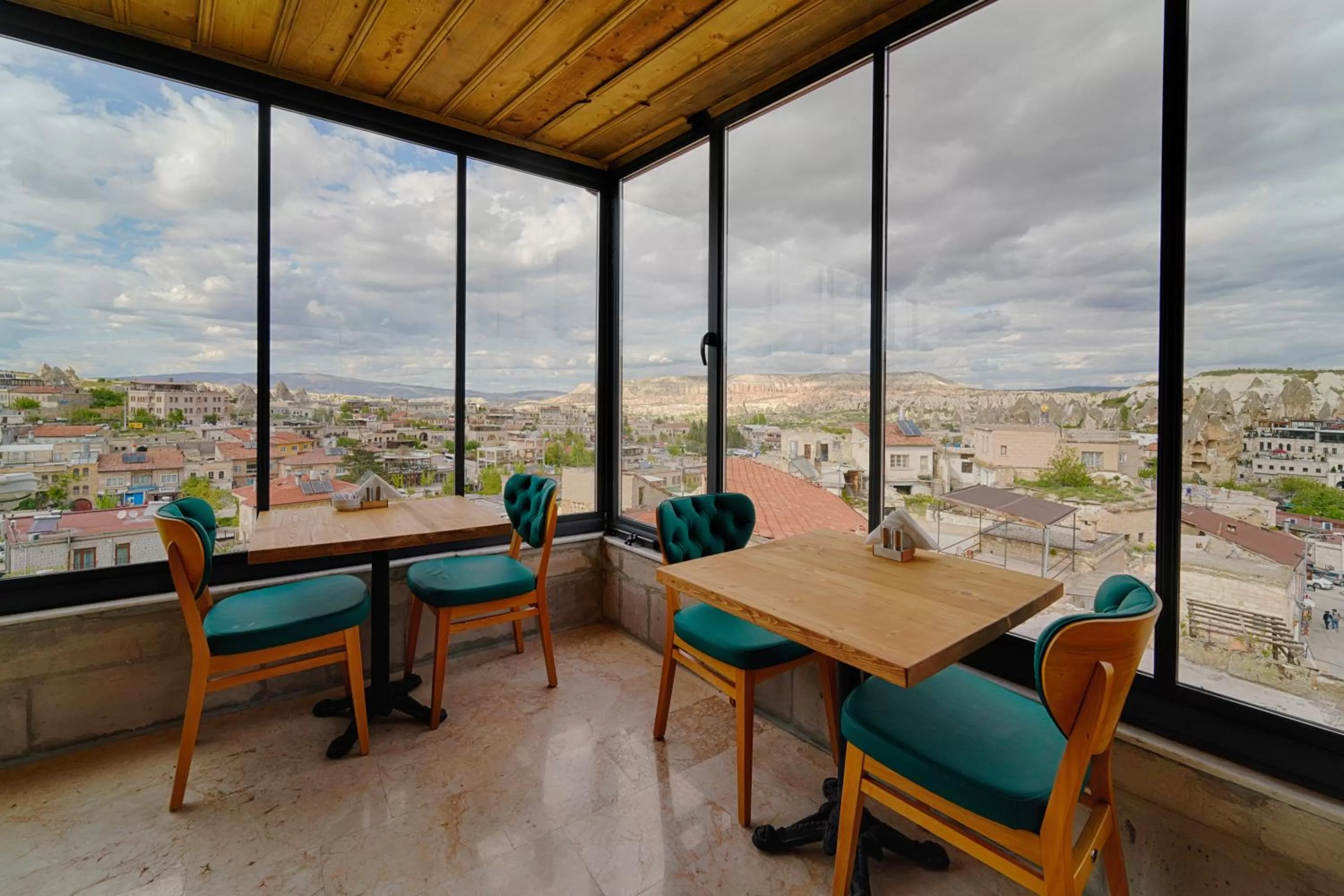 Breakfast in Concept Cave House