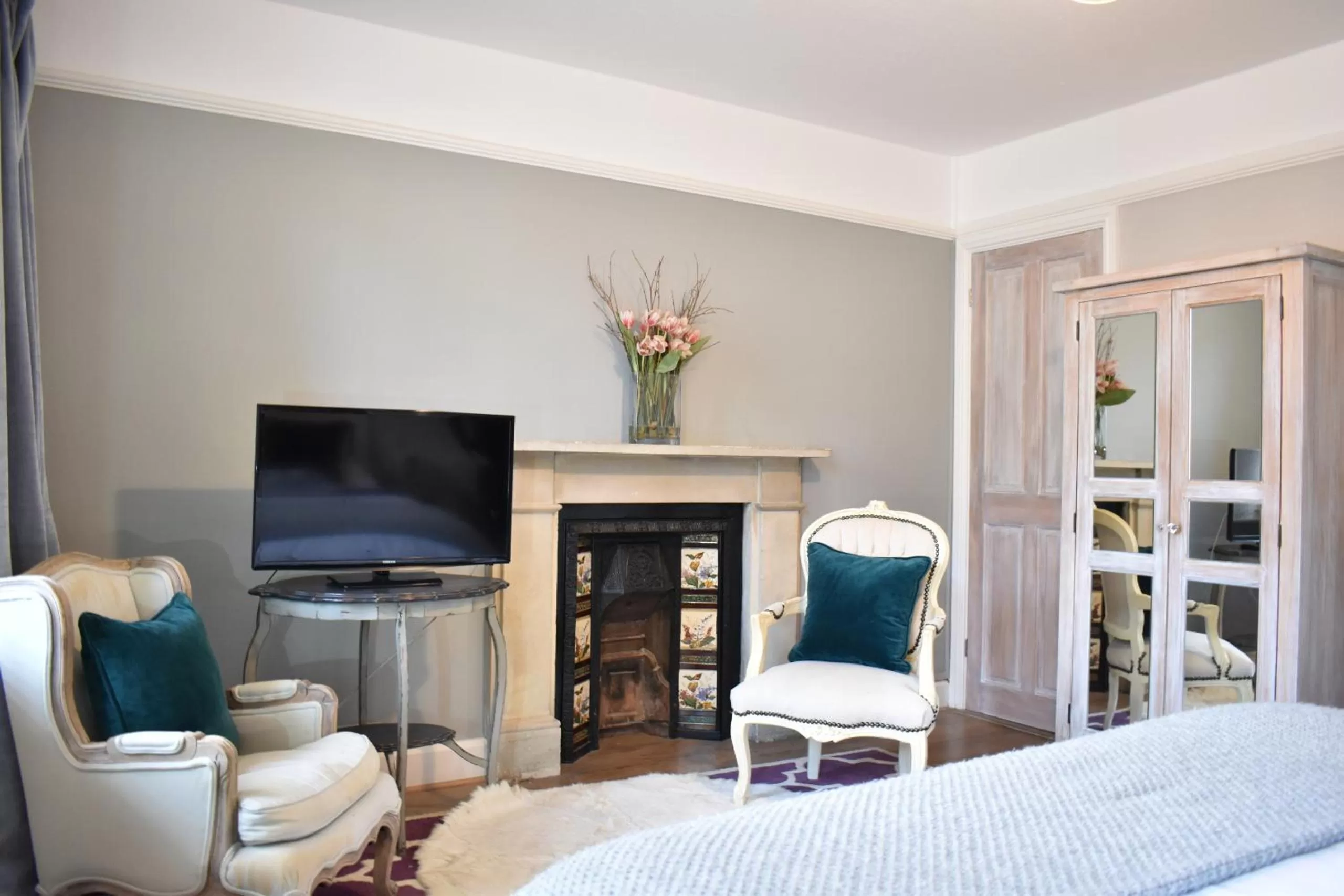 Bedroom, TV/Entertainment Center in Davenford Stow Gardens