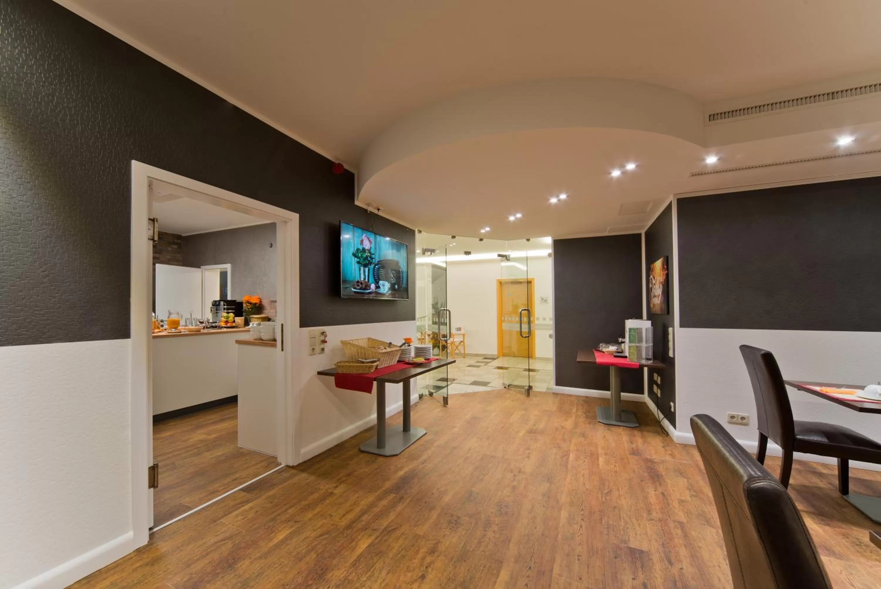 Restaurant/places to eat, TV/Entertainment Center in C-YOU Hotel Chemnitz