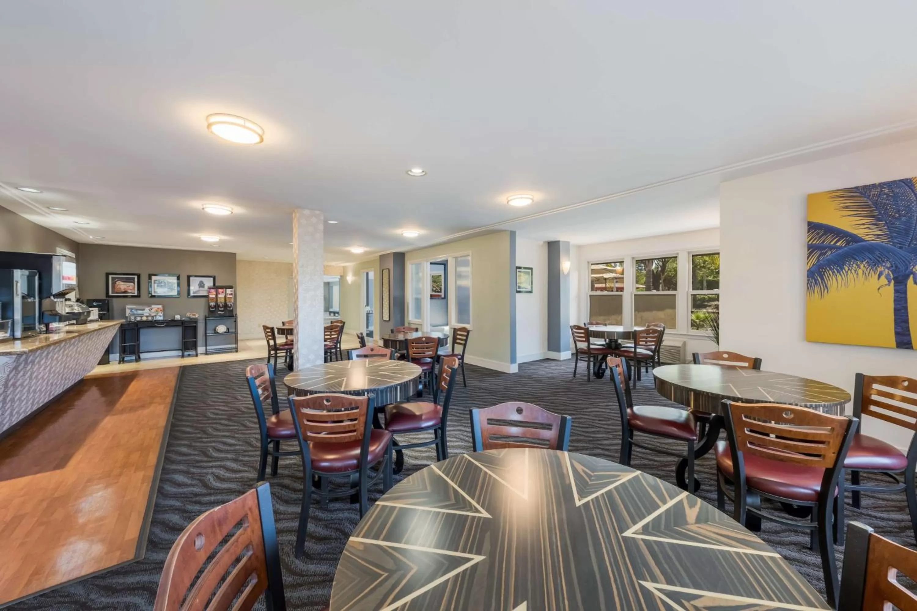 Restaurant/places to eat in SureStay Plus Hotel by Best Western Mountain View