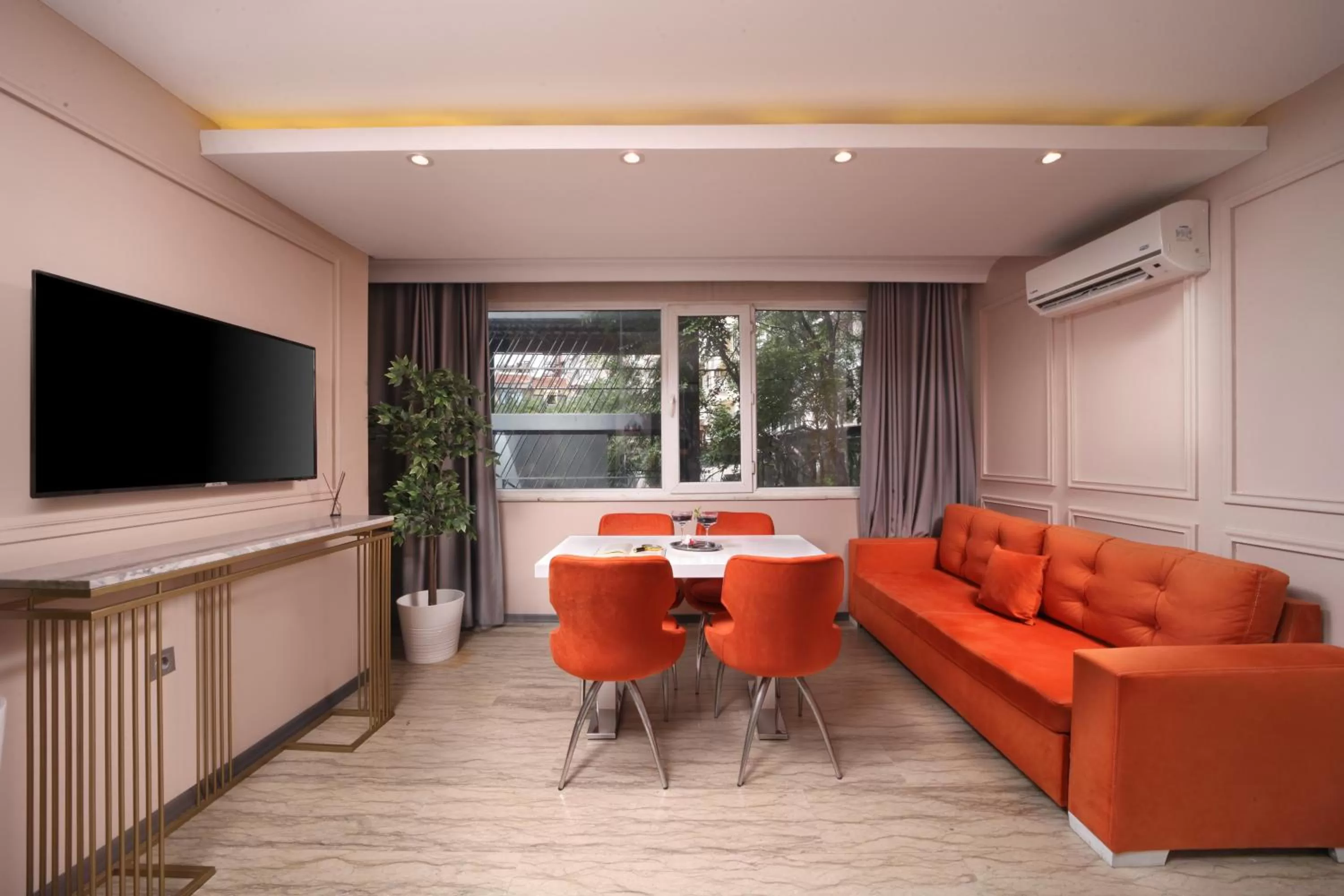 Communal lounge/ TV room in Harbiye Residence