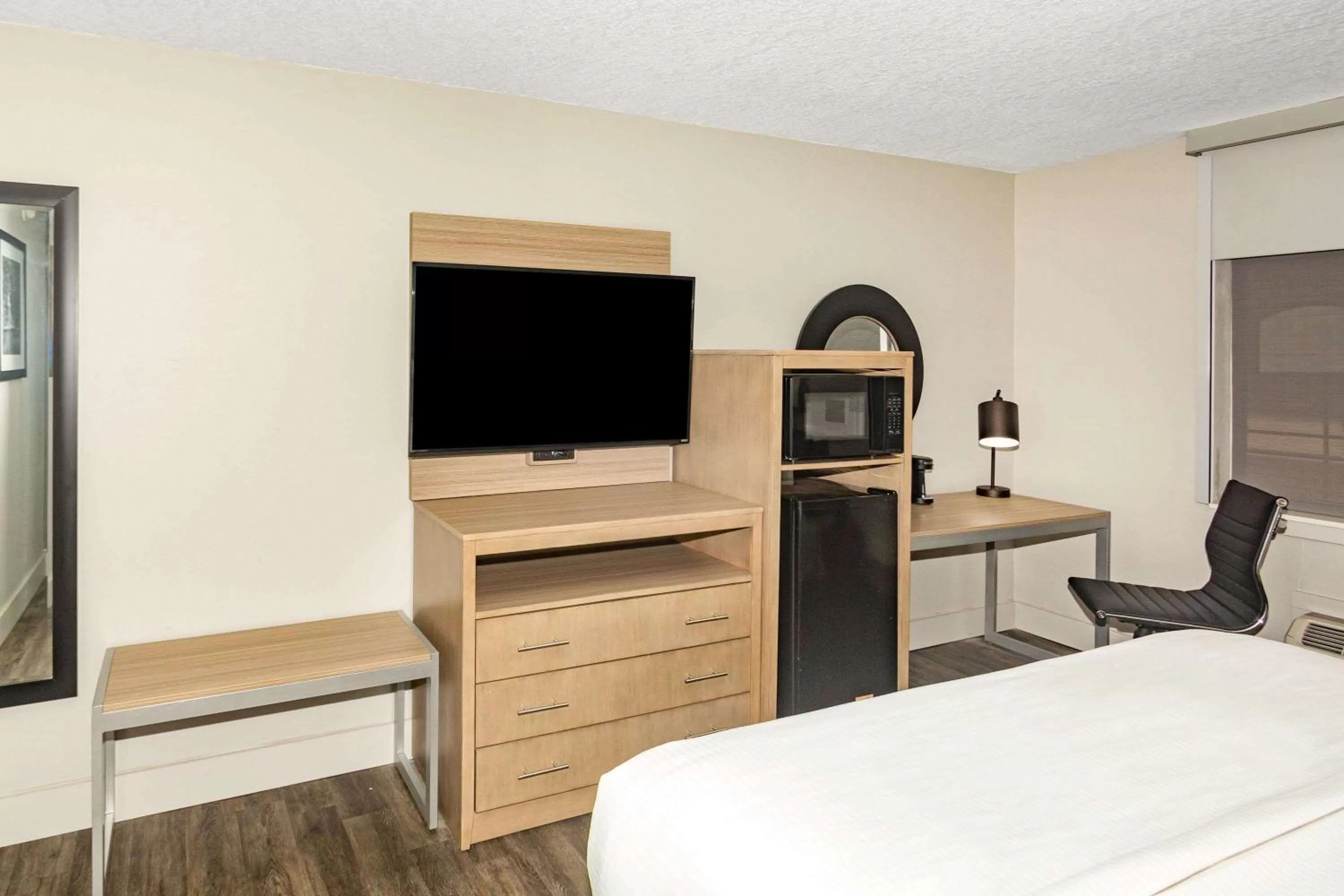 Photo of the whole room, Bed in La Quinta by Wyndham Joplin