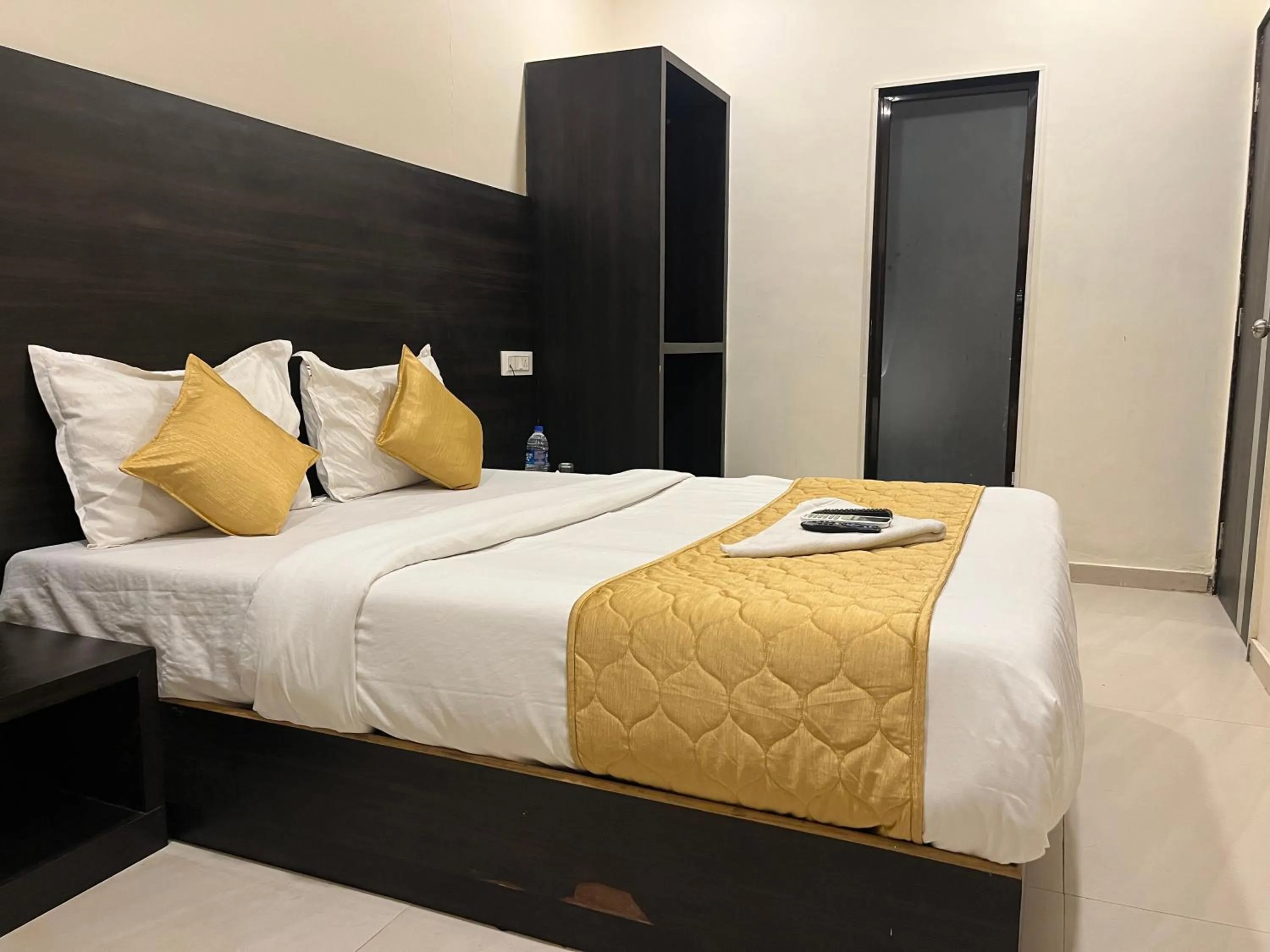 Bed in Wind Flower Regency - Near Kokilaben Hospital