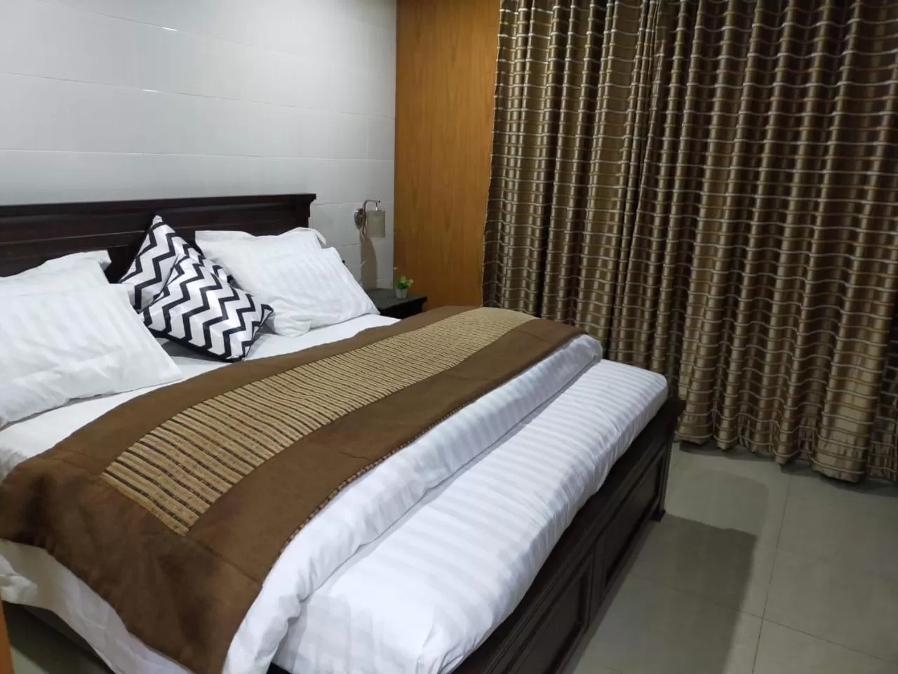 Bedroom, Bed in Shagufta Royal Hotel Murree