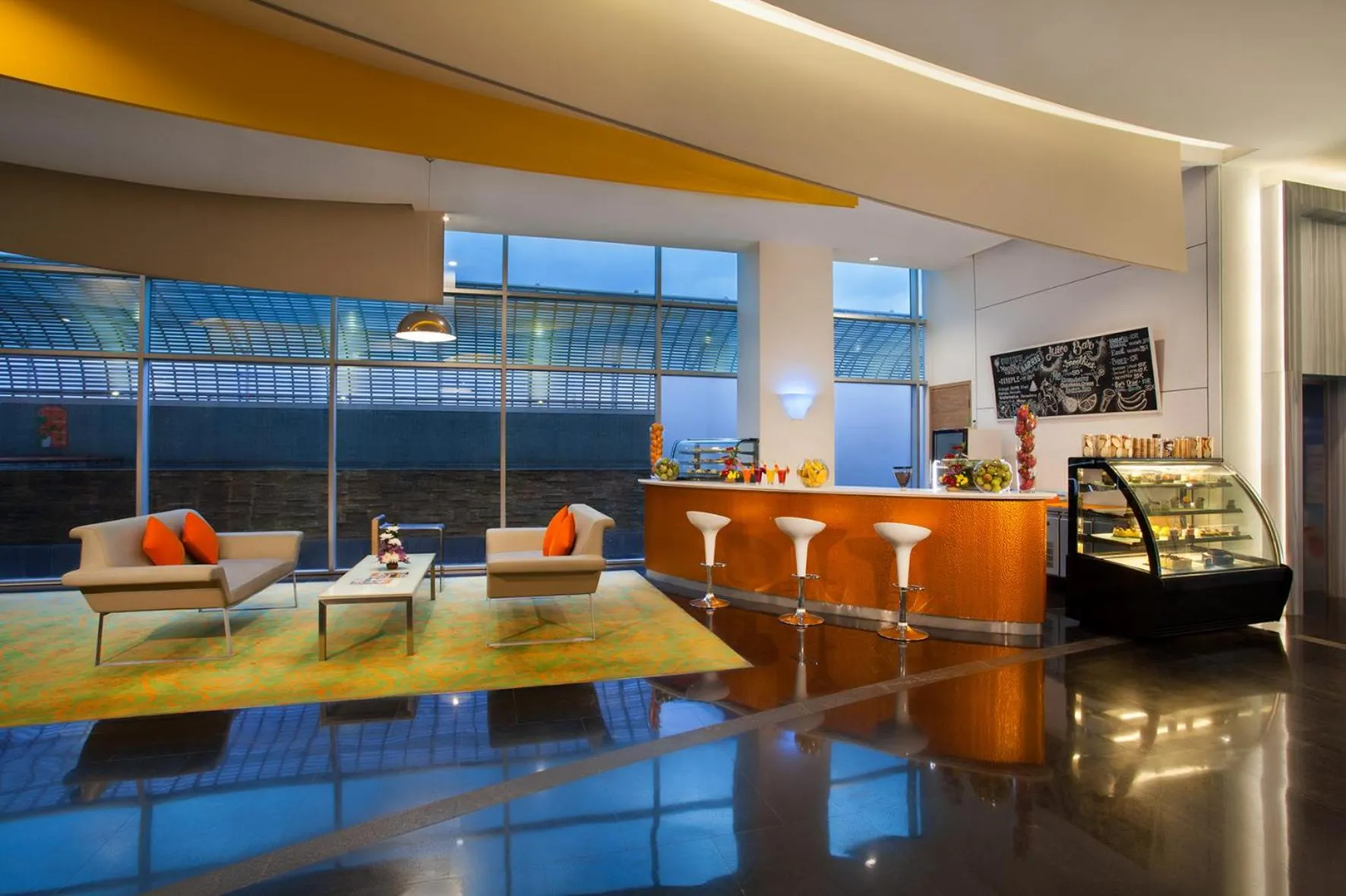 Lounge or bar in HARRIS Hotel & Convention Festival Citylink Bandung