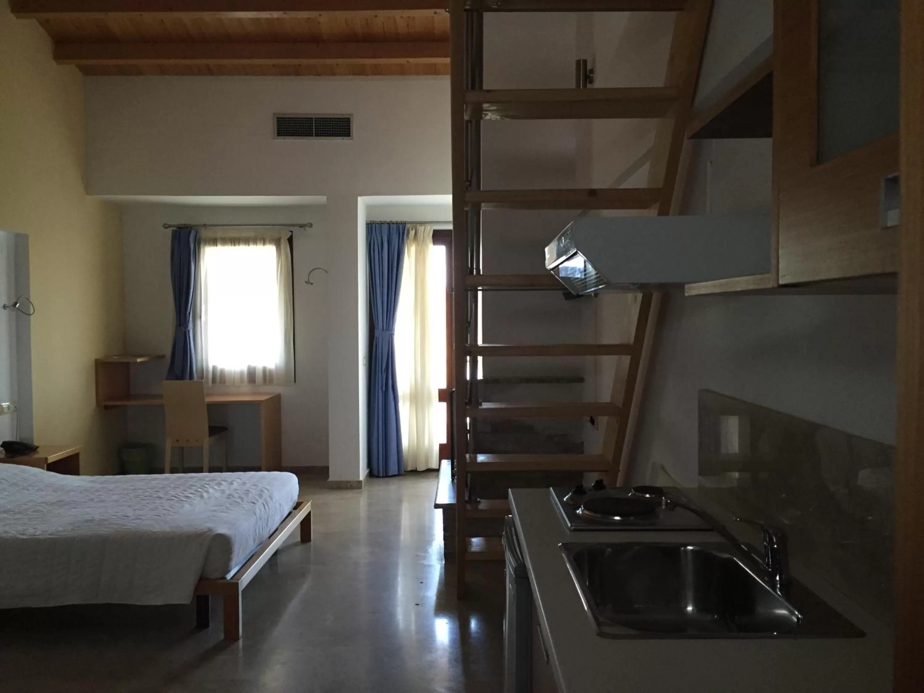 Kitchen or kitchenette, Bed in Hani Inn