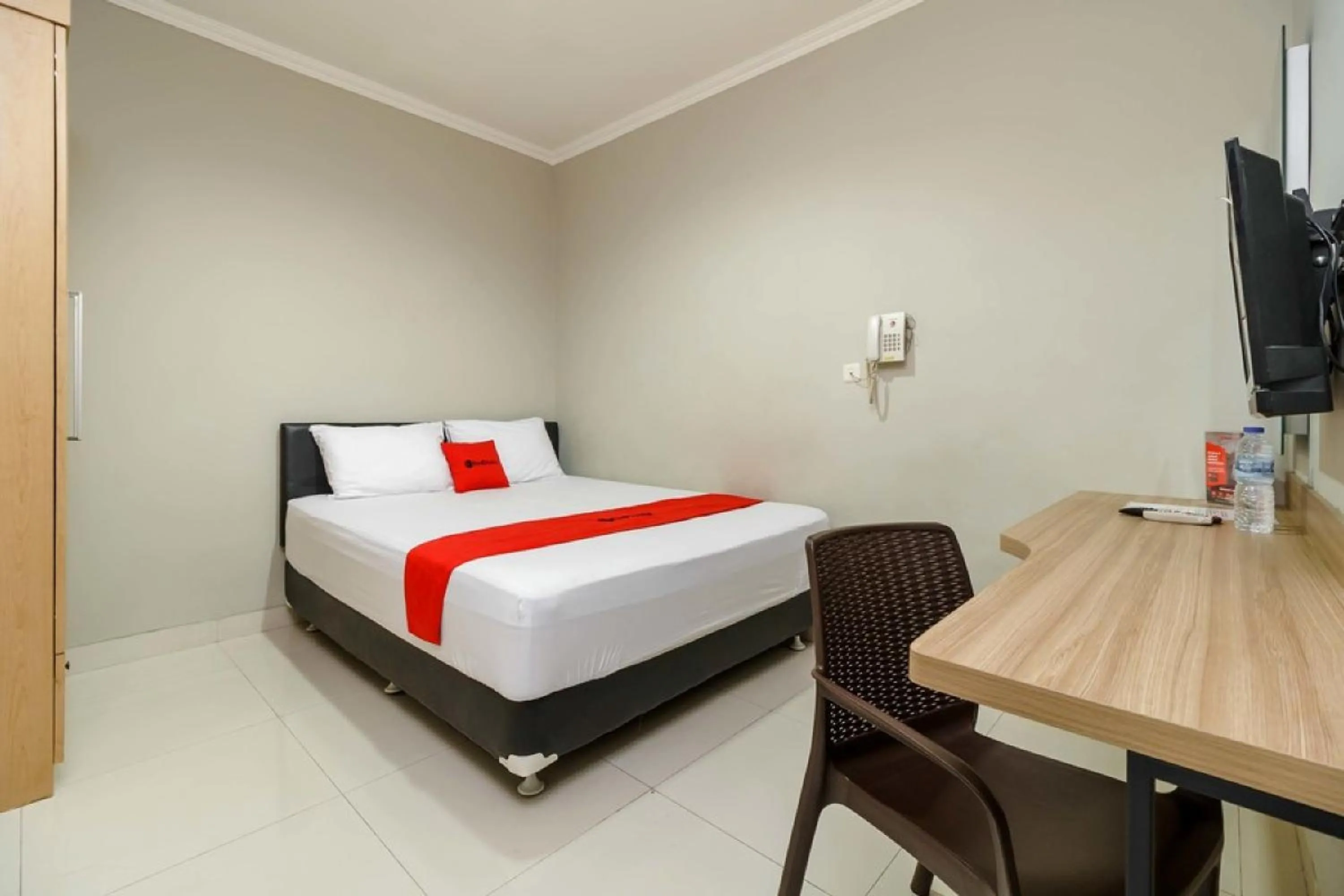 Bed in RedDoorz @ Mangga Besar 2