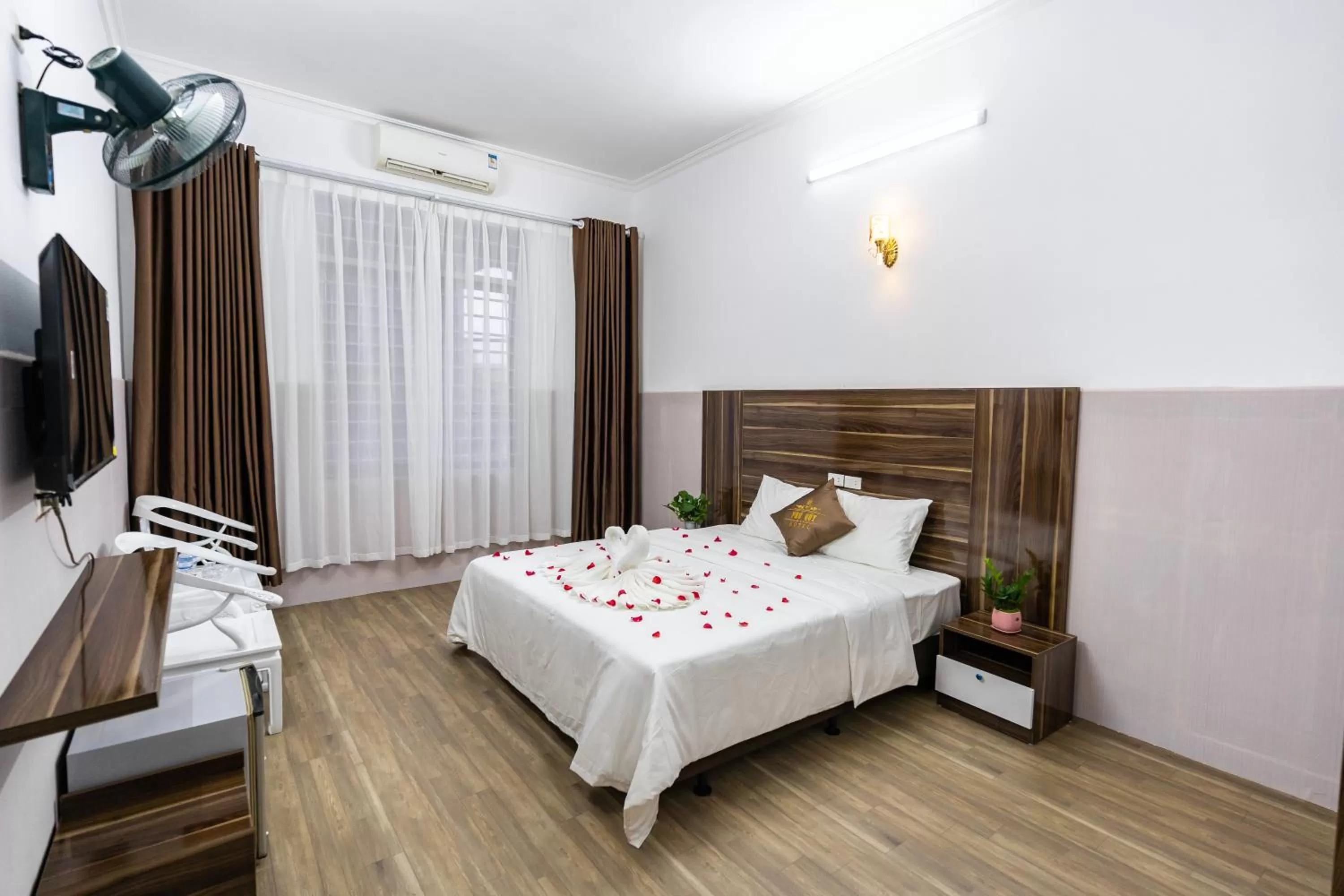 PHÚ QUÝ HOTEL near ĐÔNG KINH MARKET