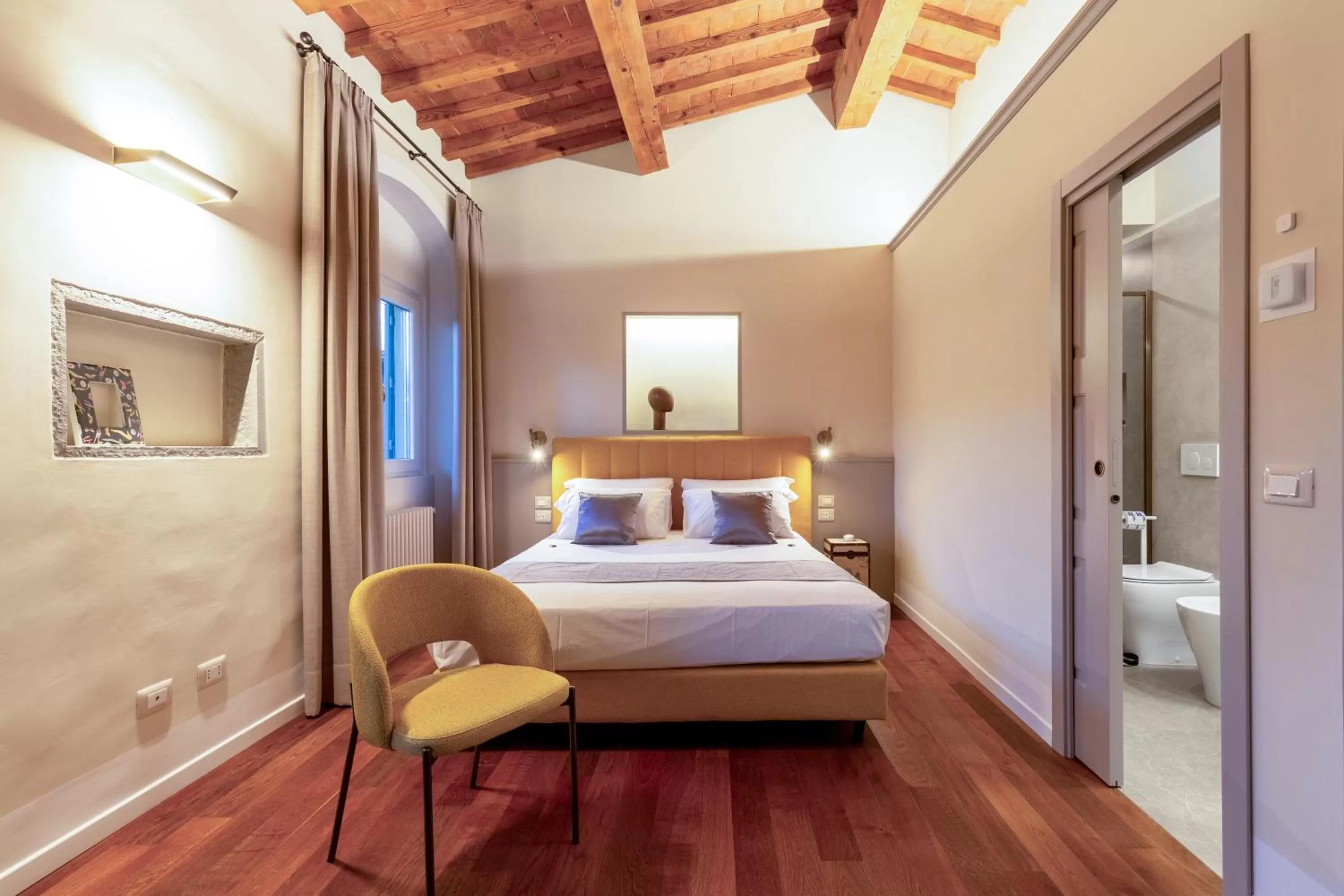 Bed in Dimora Le Torri - Boutique Luxury Suites in Florence Historic Centre - Adults Only