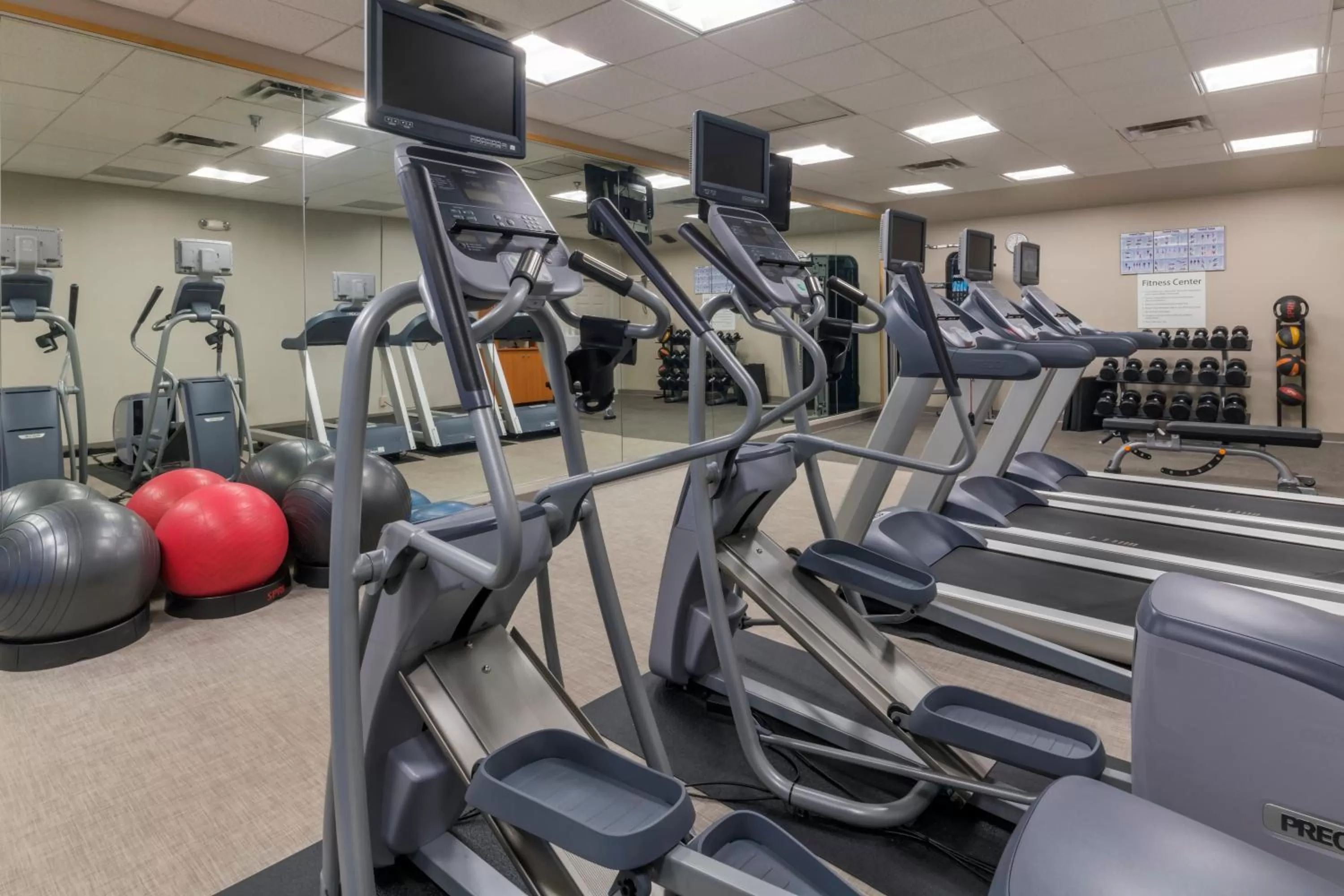 Fitness centre/facilities in Holiday Inn and Suites Phoenix Airport North by IHG