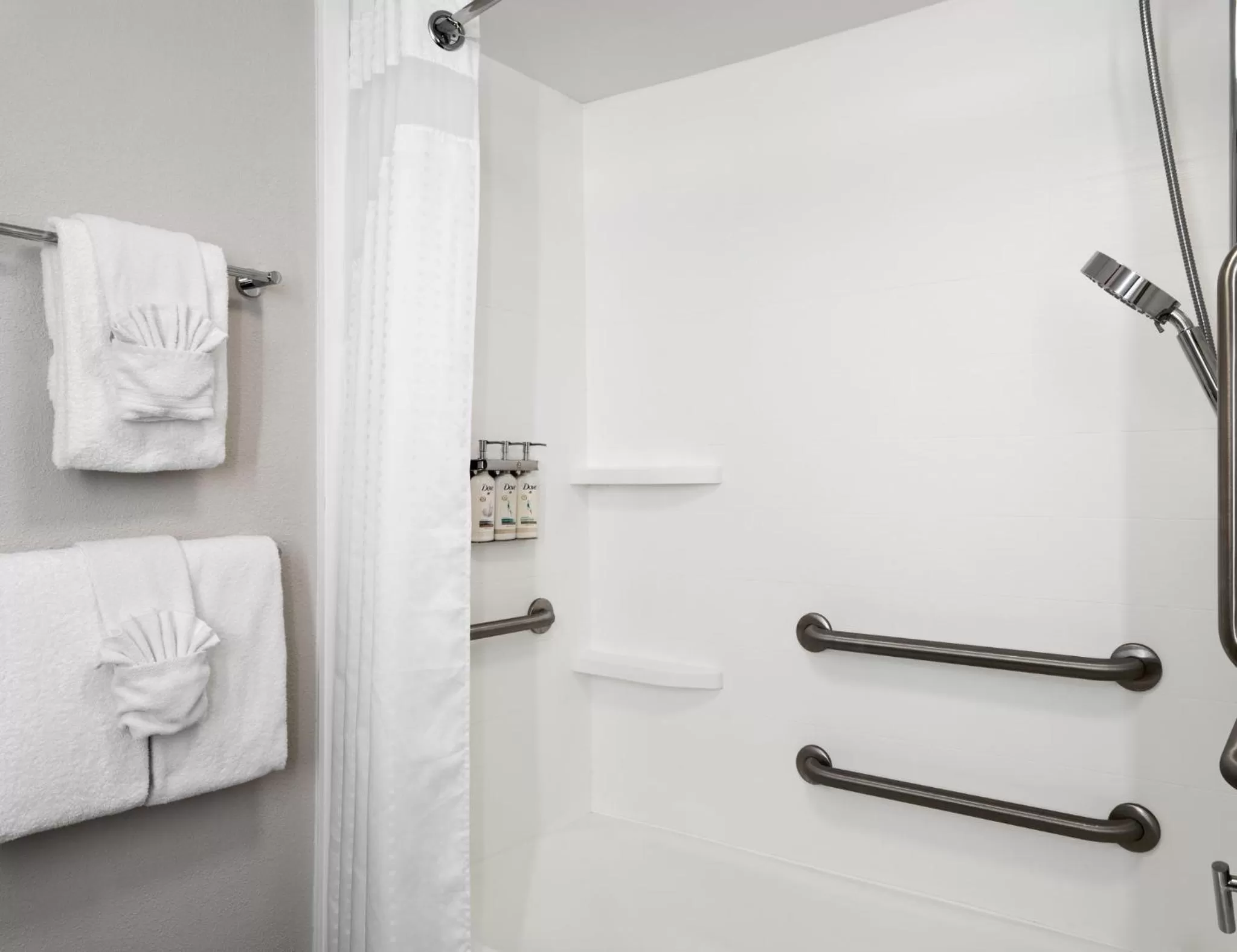 Photo of the whole room in Holiday Inn Express Indianapolis Airport by IHG