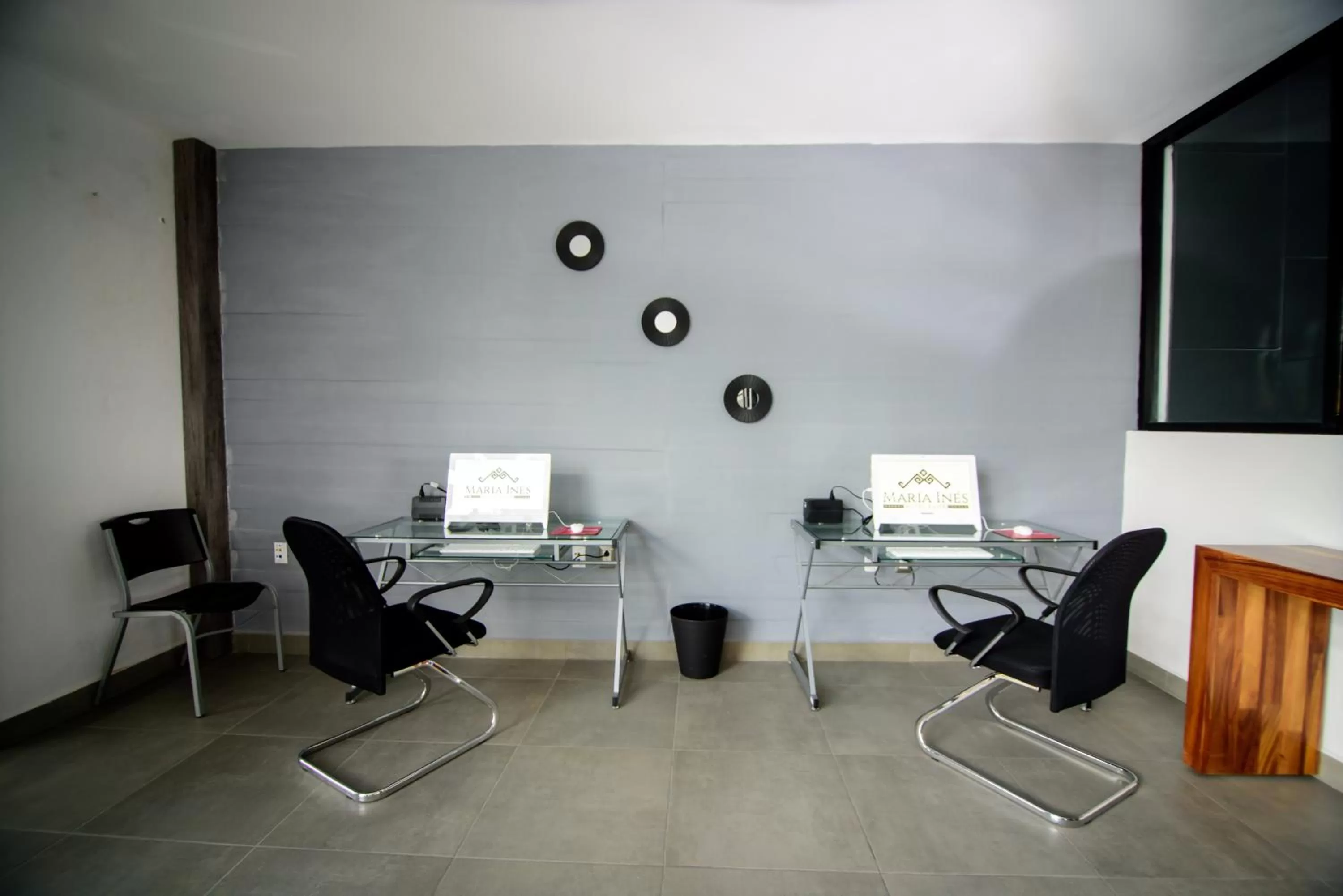 Business facilities in Maria Ines Hotel Suite