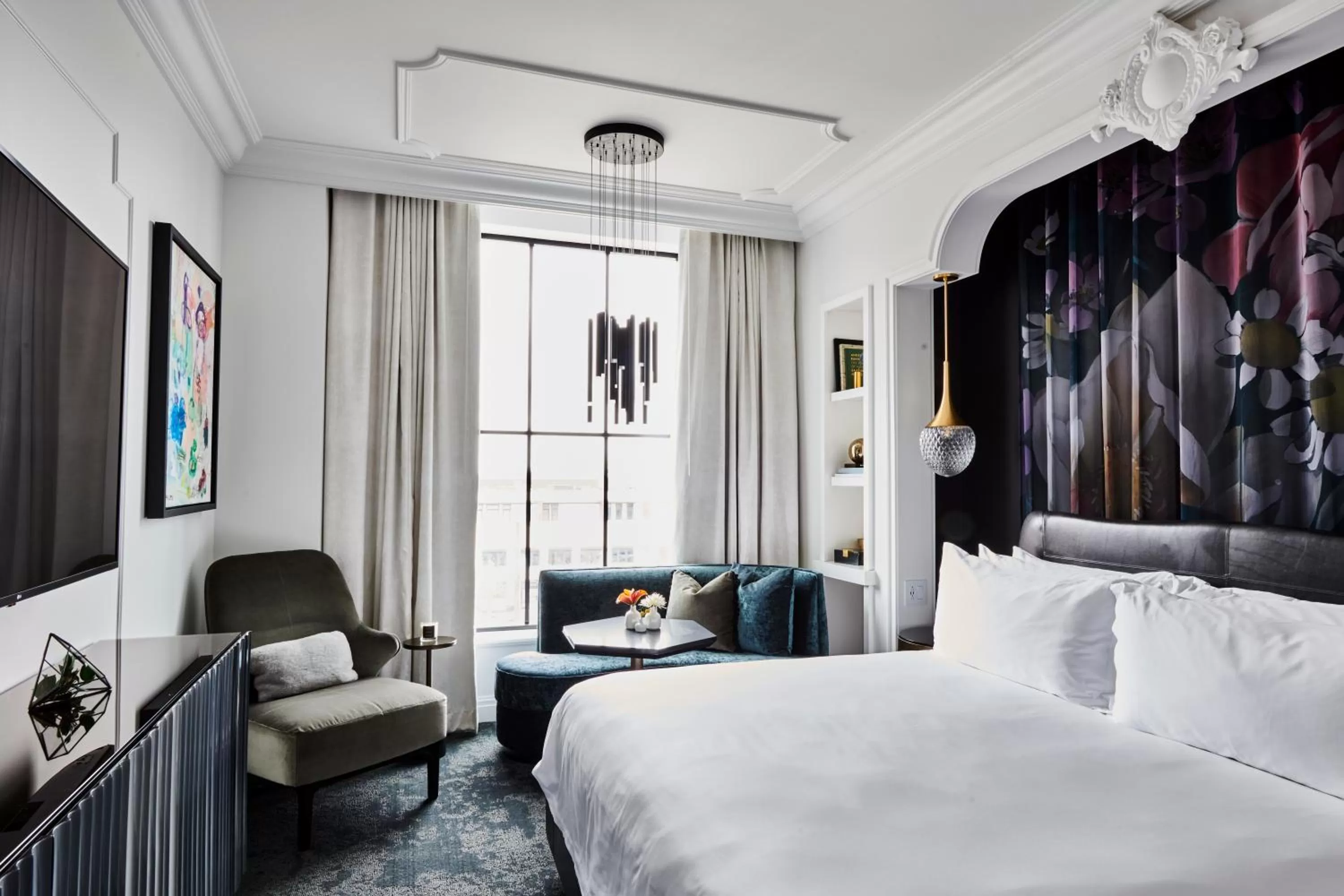 Photo of the whole room, Bed in Daxton Hotel Birmingham, Curio Collection by Hilton