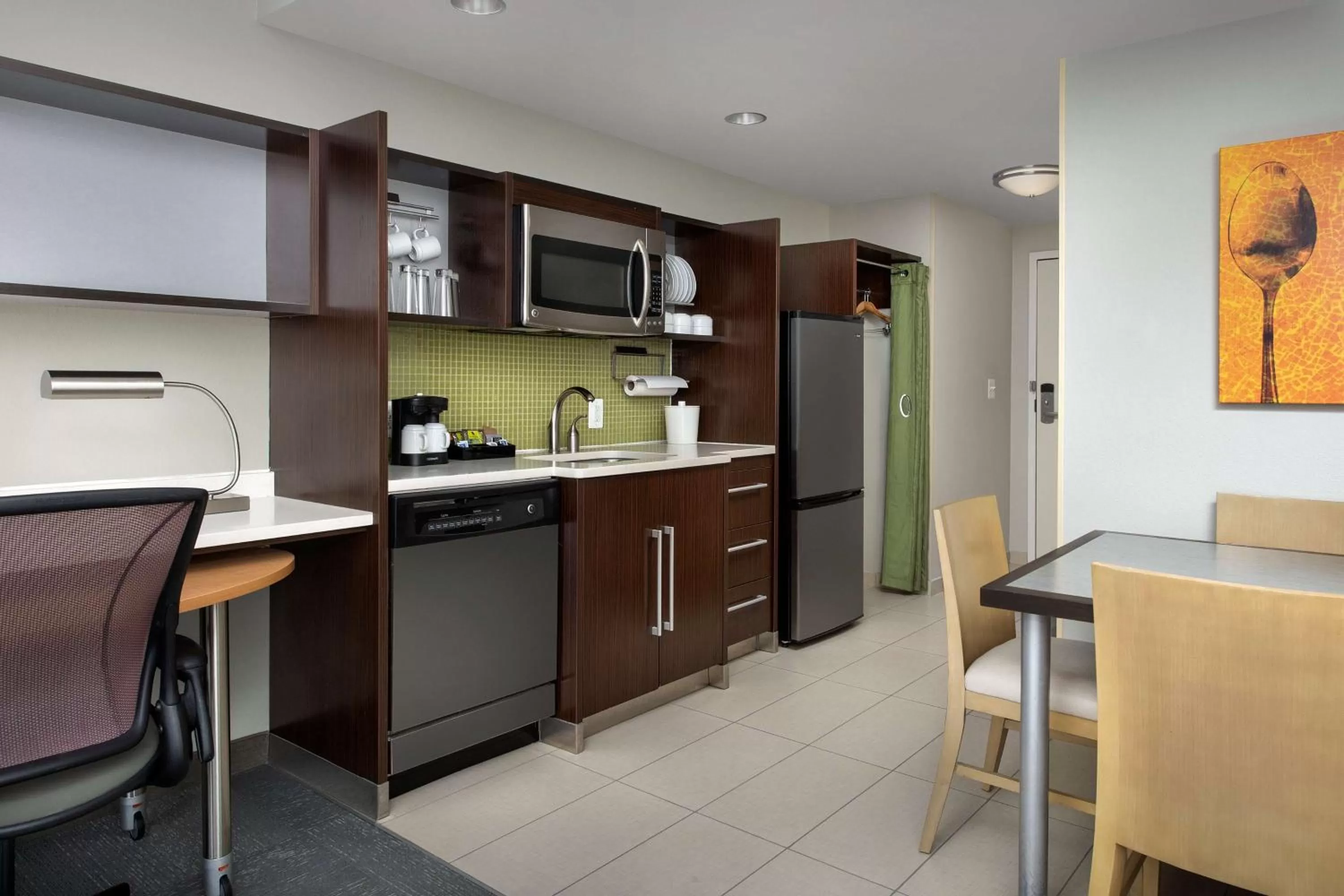 Kitchen or kitchenette in Home2 Suites by Hilton Baltimore/White Marsh