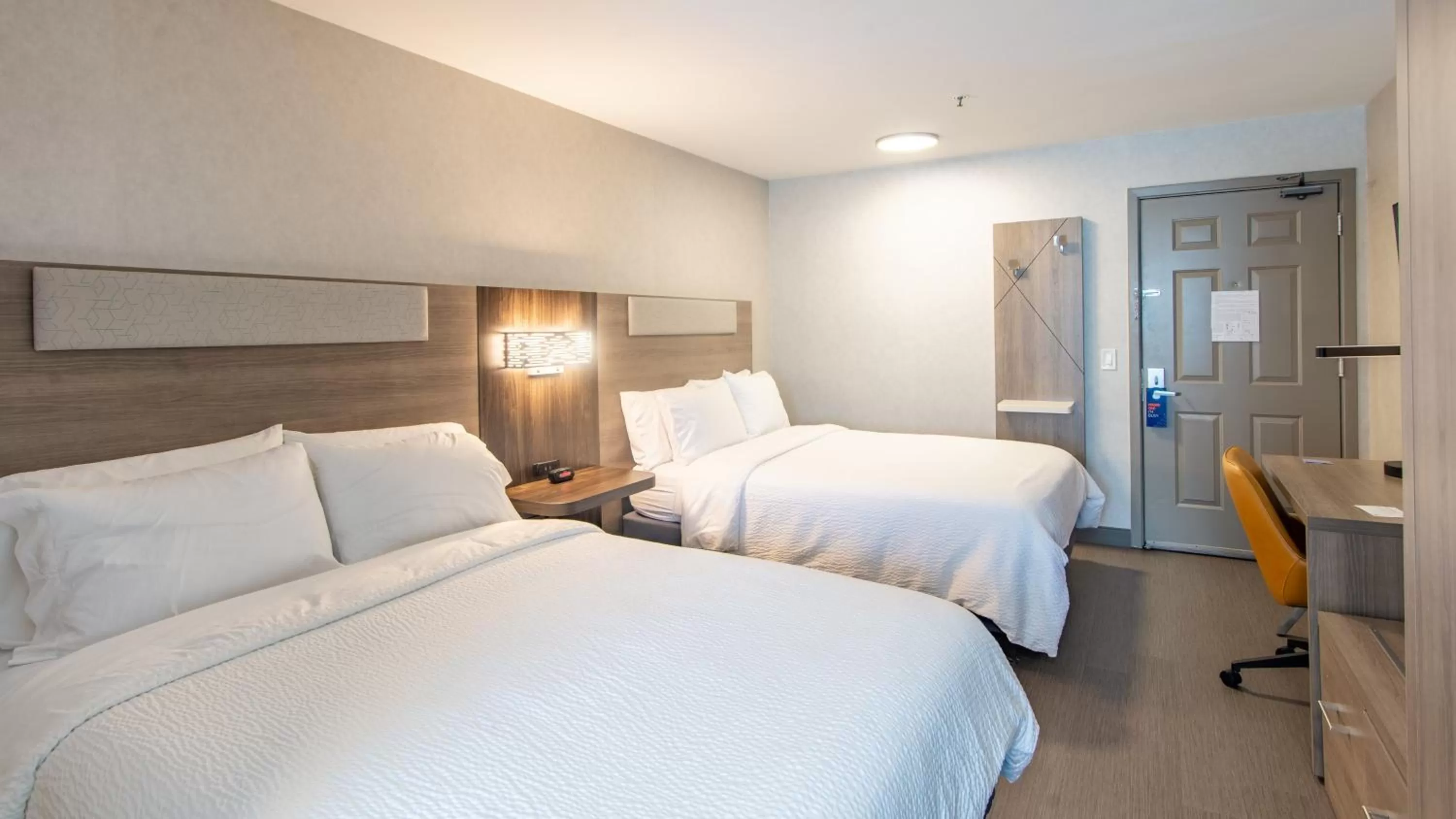 Photo of the whole room, Bed in Holiday Inn Express Oakdale by IHG