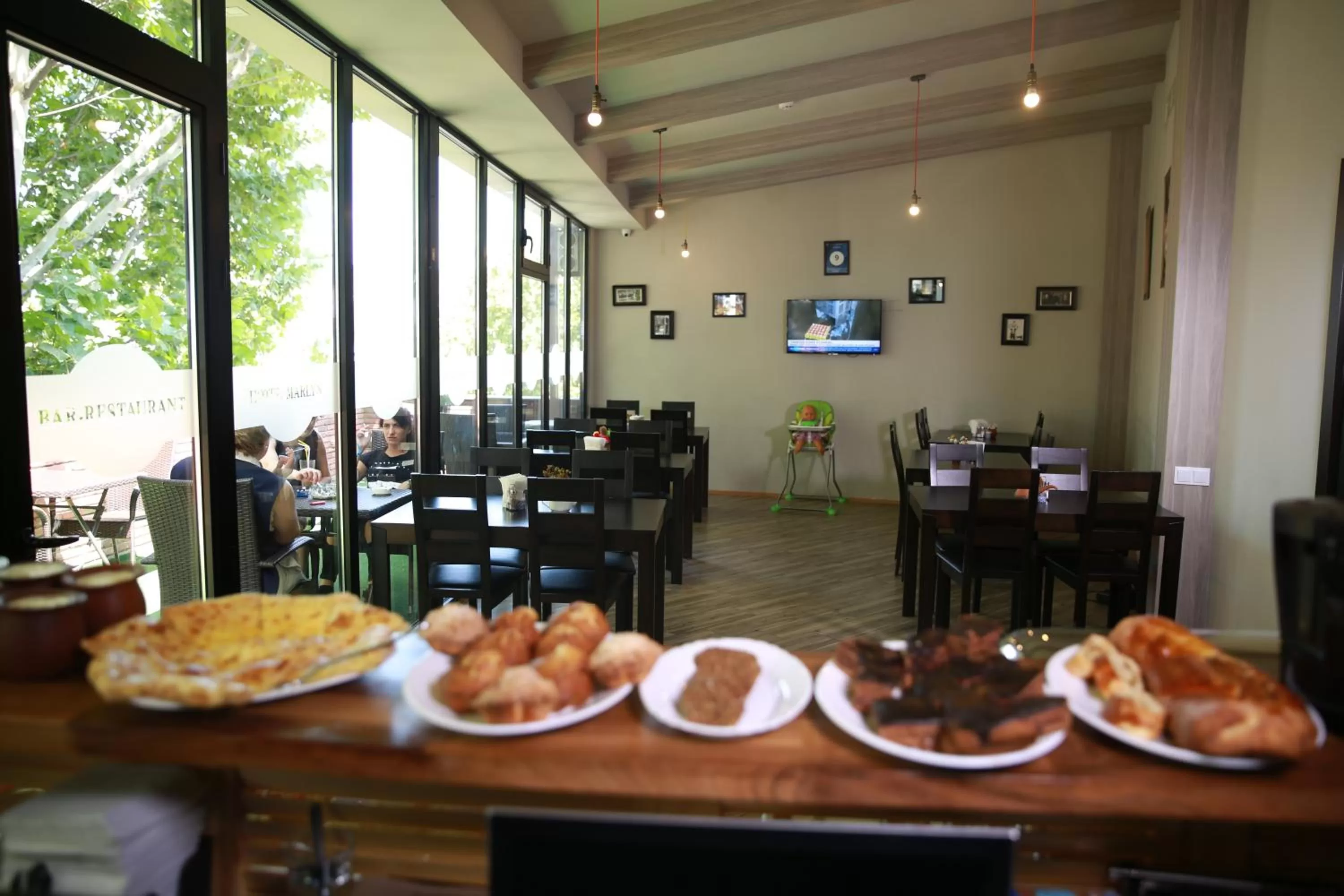 Restaurant/places to eat in Hotel Marlyn