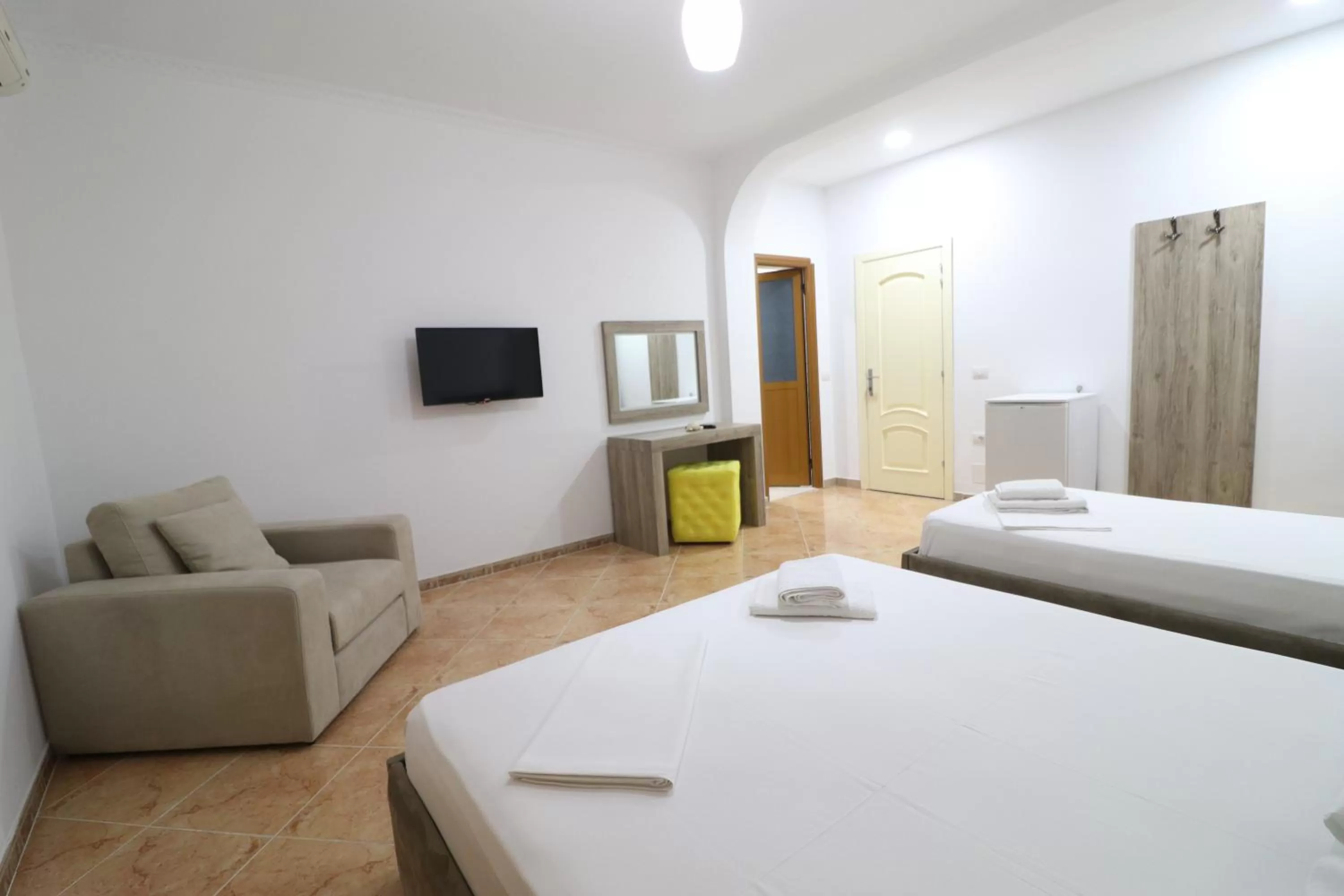 Communal lounge/ TV room in HOTEL KRISTAL