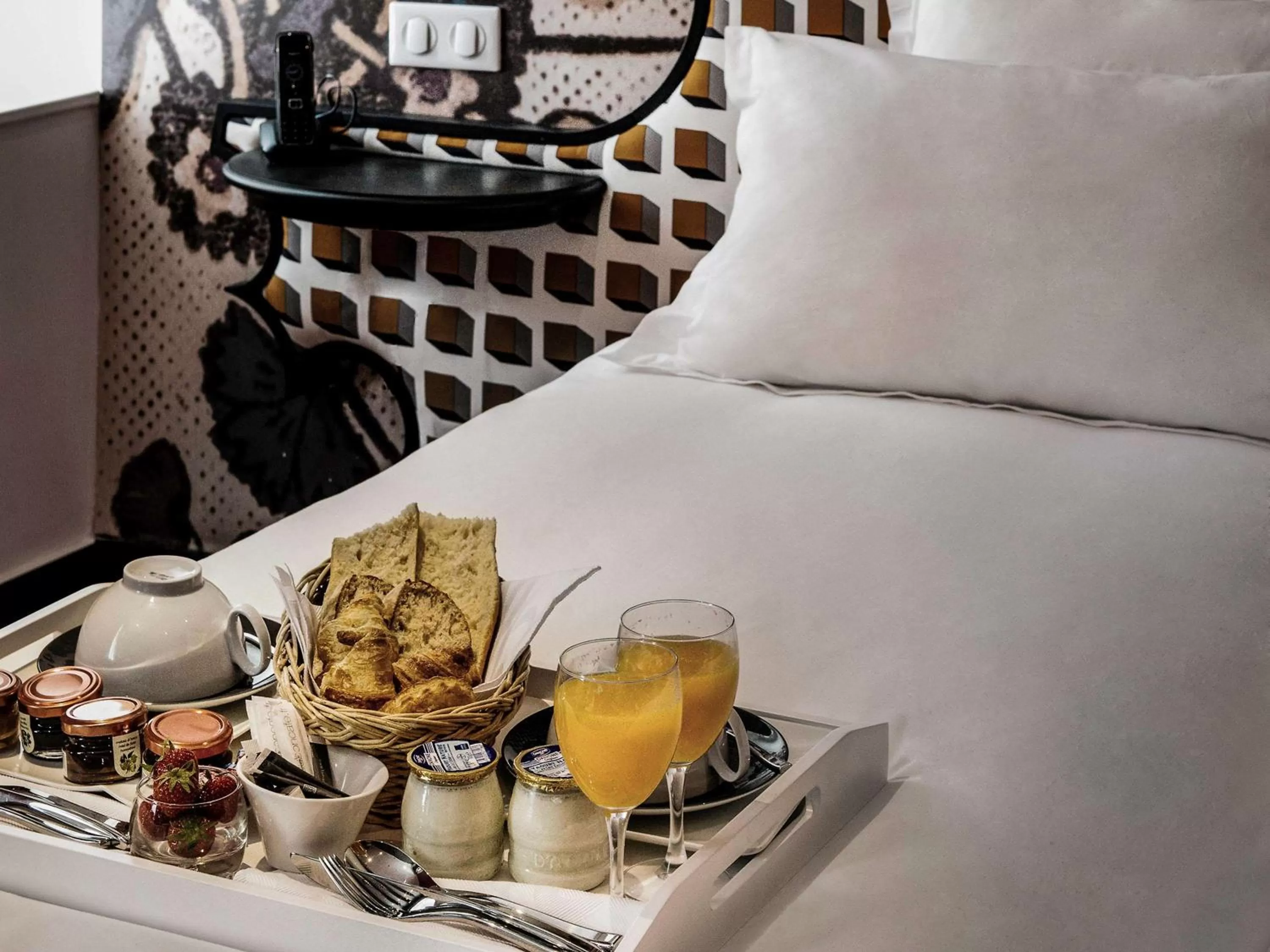 Photo of the whole room in Jules César Hotel & Spa Arles - MGallery Collection