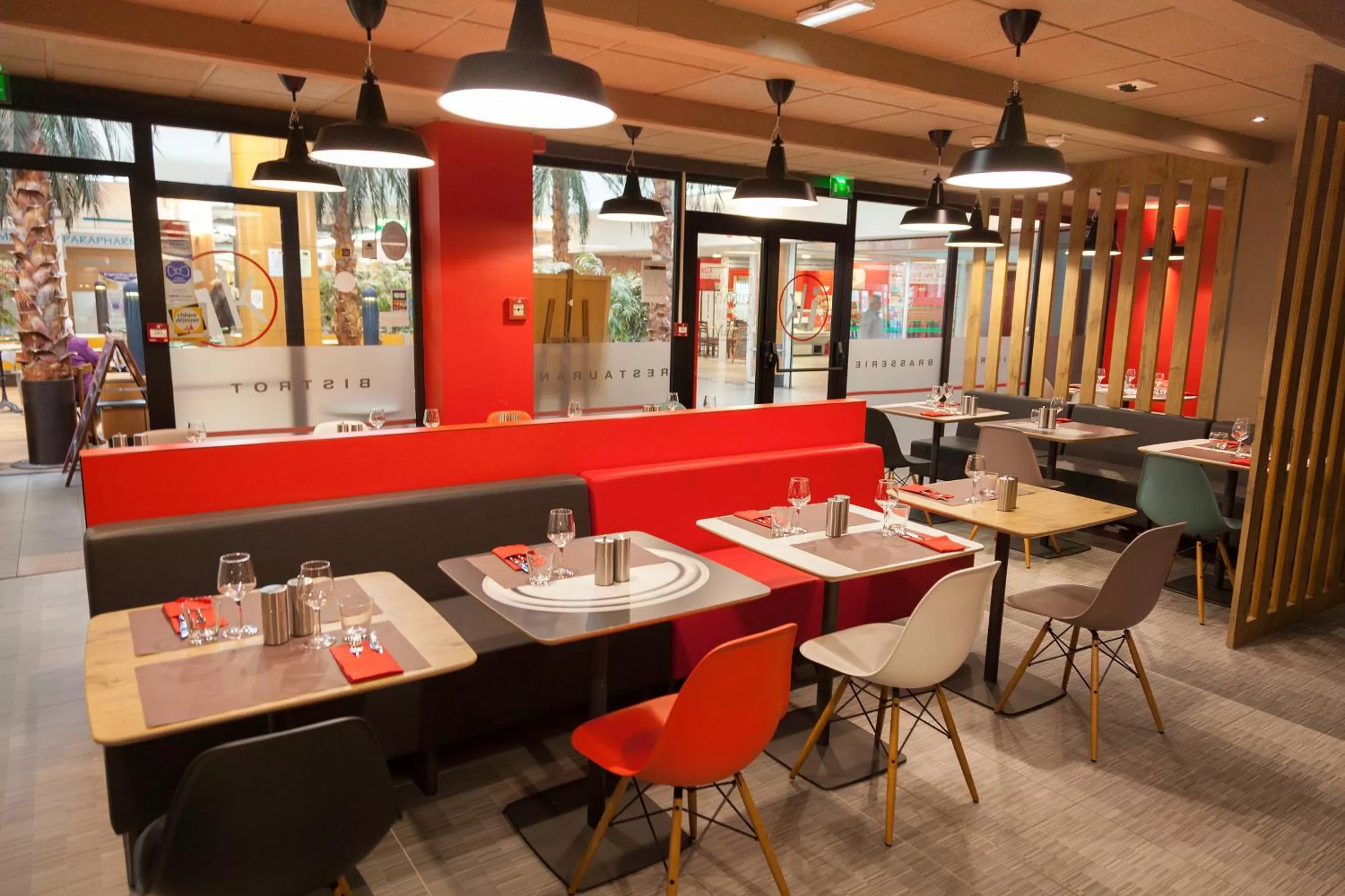 Restaurant/places to eat in ibis Lorient Centre Gare