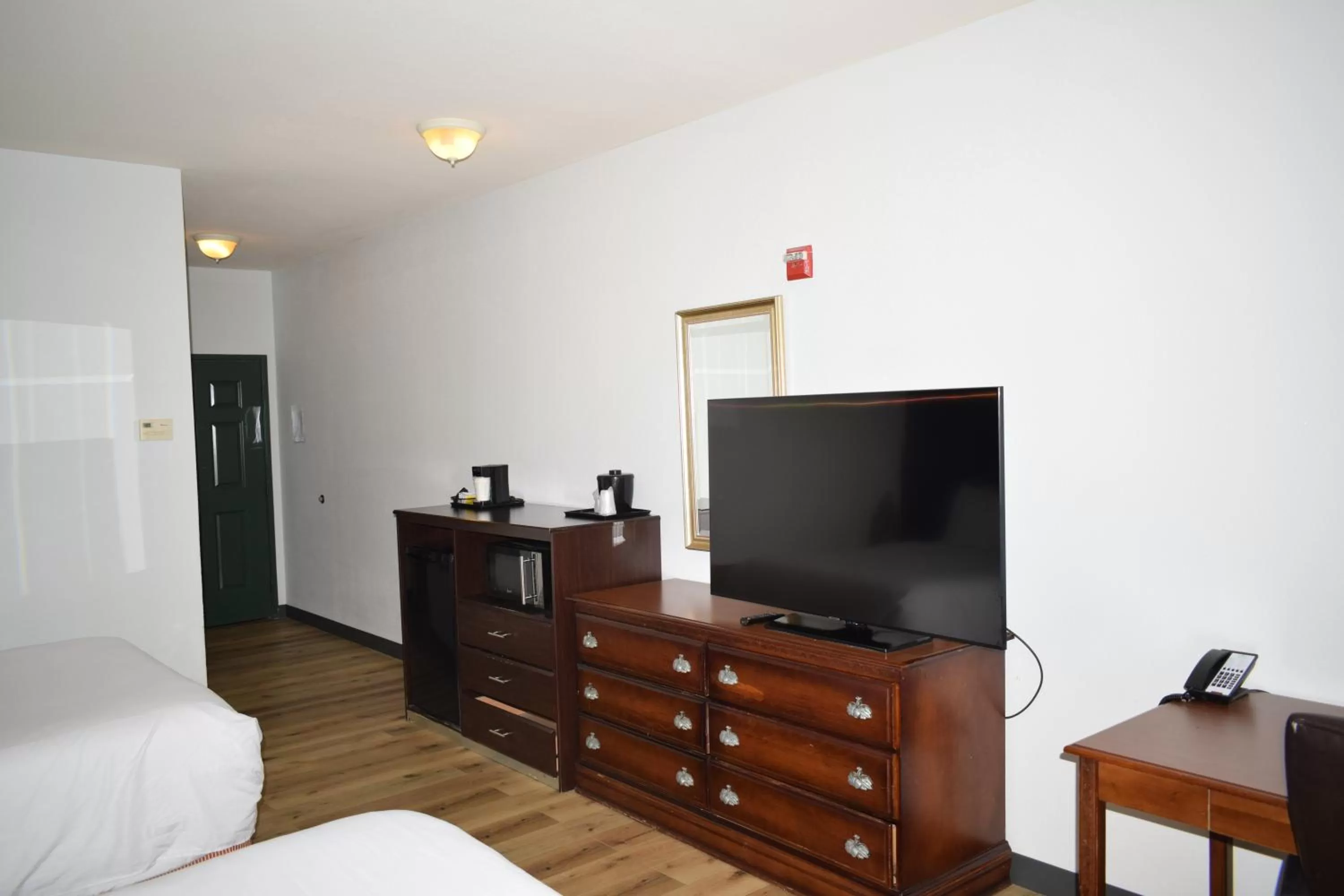 TV and multimedia, Bed in Wingate by Wyndham Youngstown - Austintown