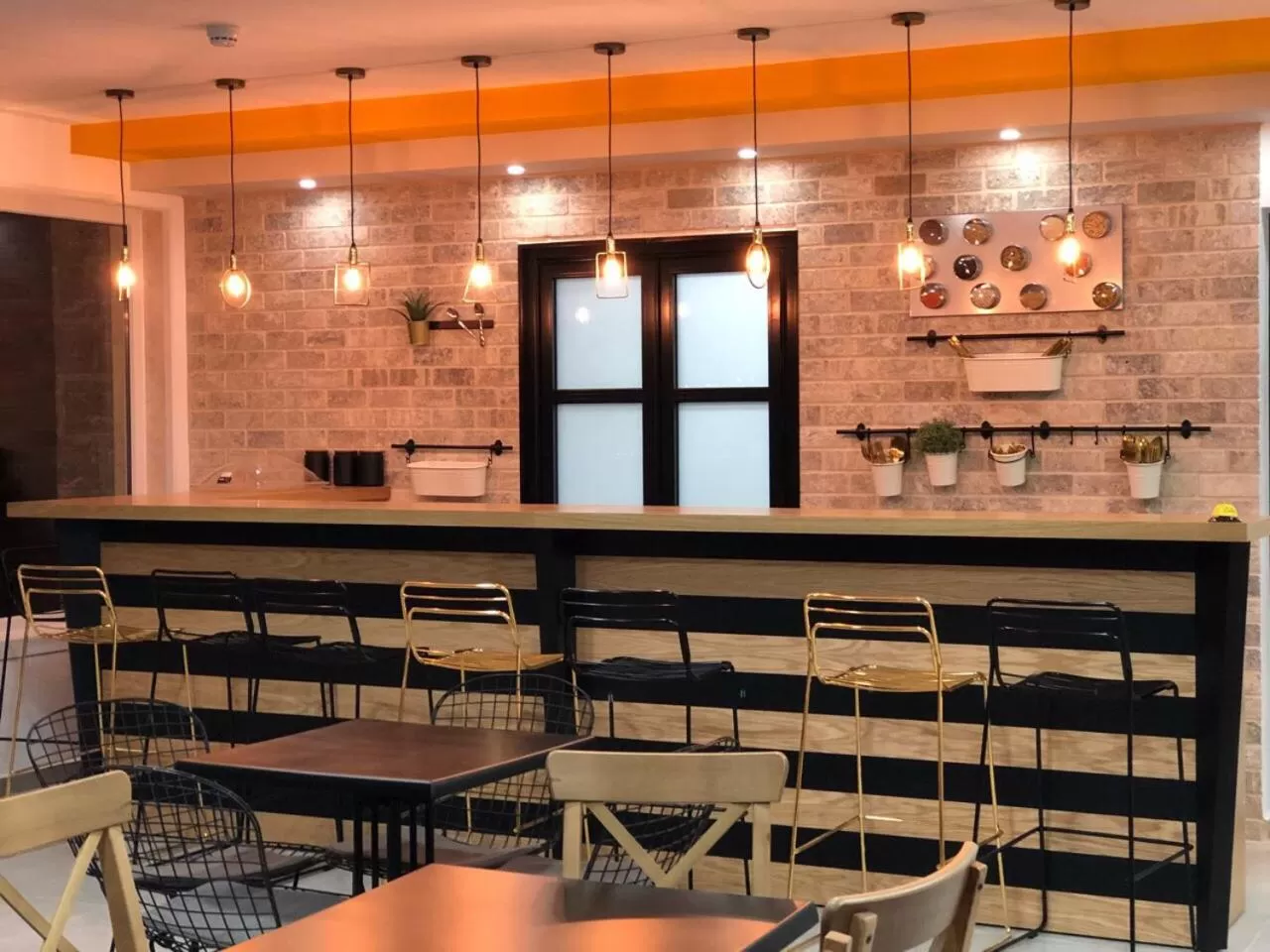 Restaurant/places to eat in White Diamond