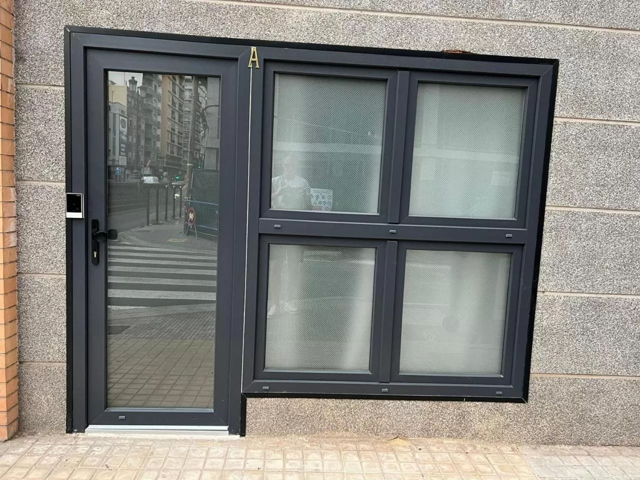 Facade/entrance in Carbonell 1