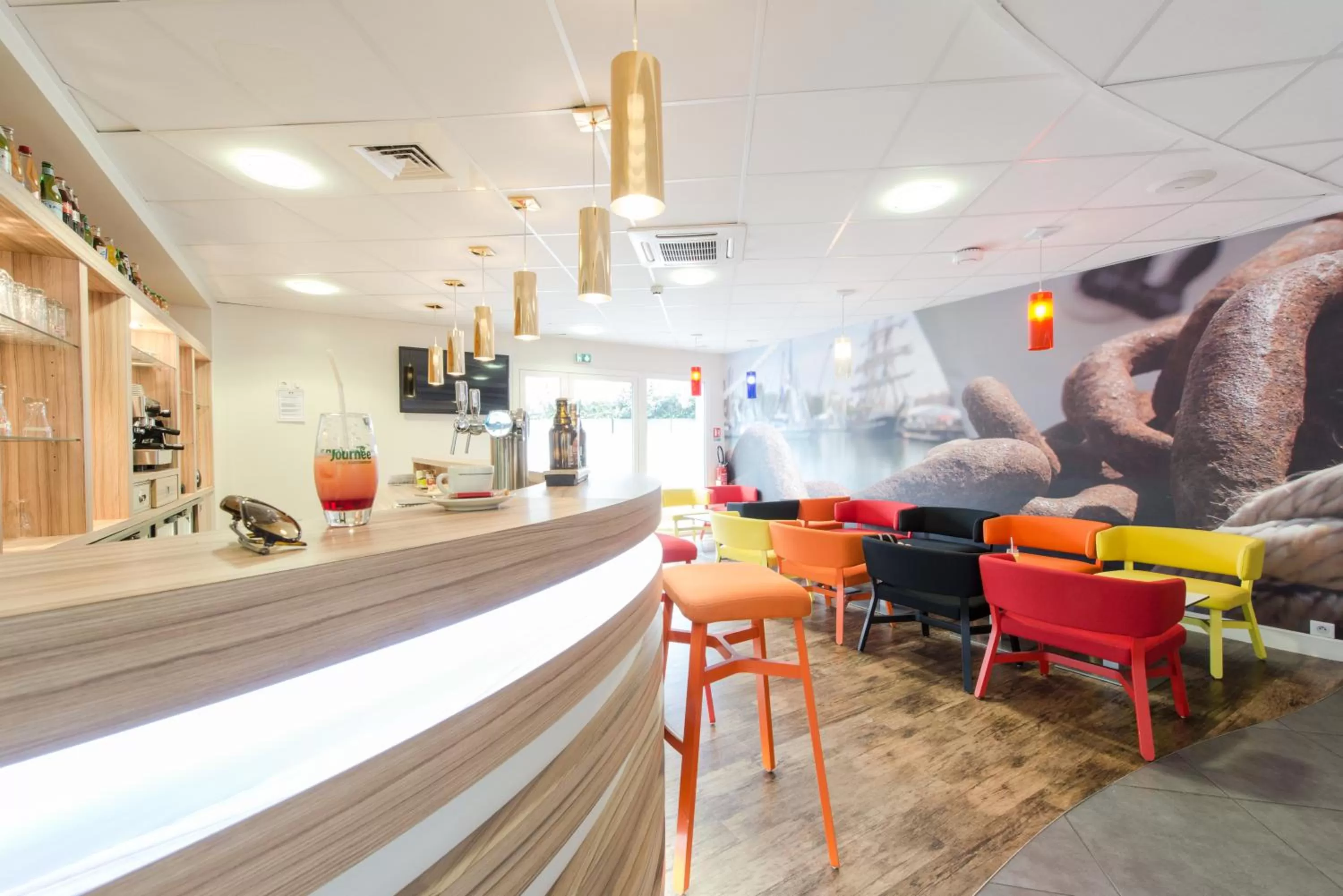 Lounge or bar in ibis Styles La Rochelle Centre les Minimes