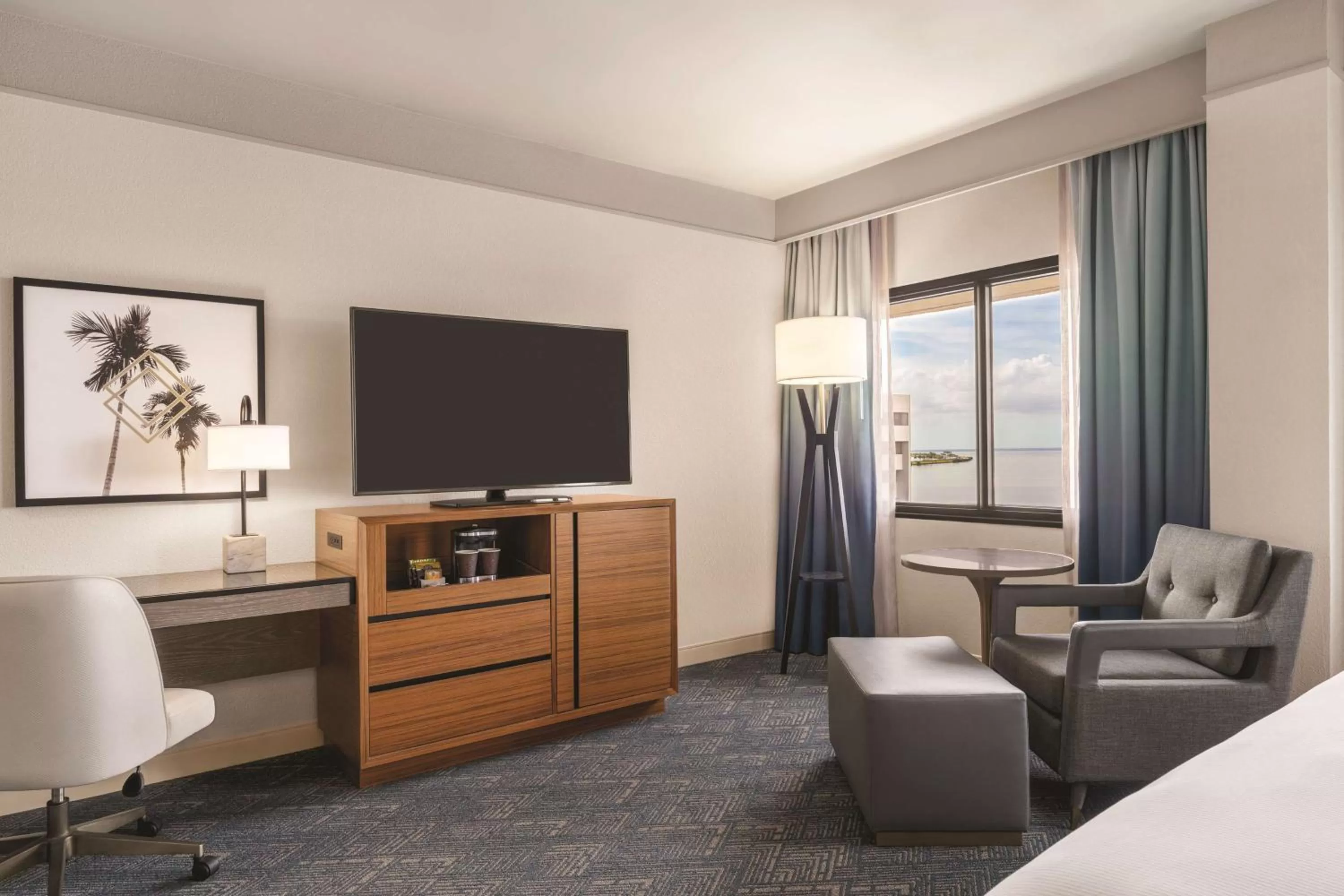 Bedroom, Bed in DoubleTree by Hilton Tampa Rocky Point Waterfront