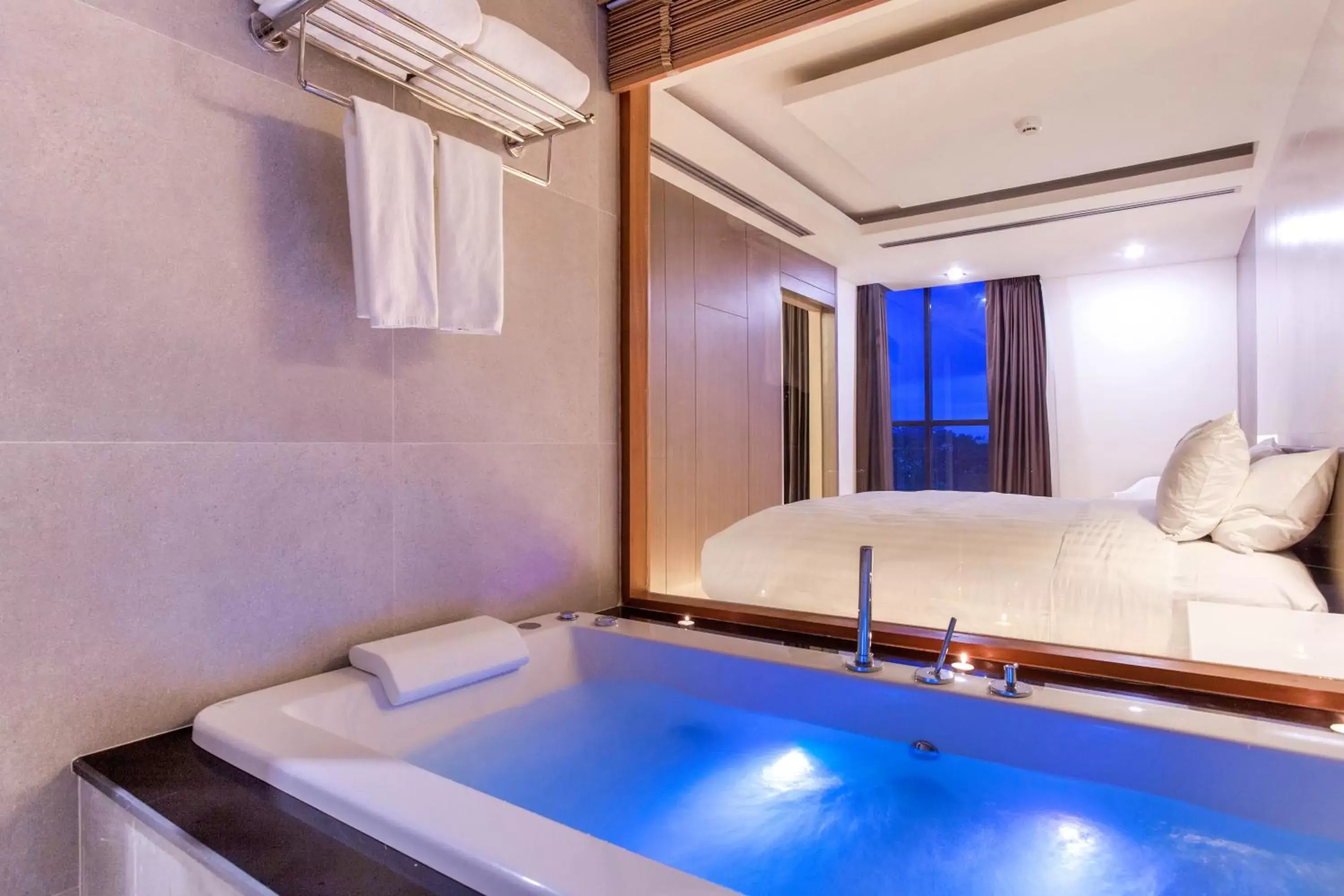 Suite Jacuzzi Pool View in The Zense Boutique Hotel Suite Jacuzzi Pool View in The Zense Boutique Hotel