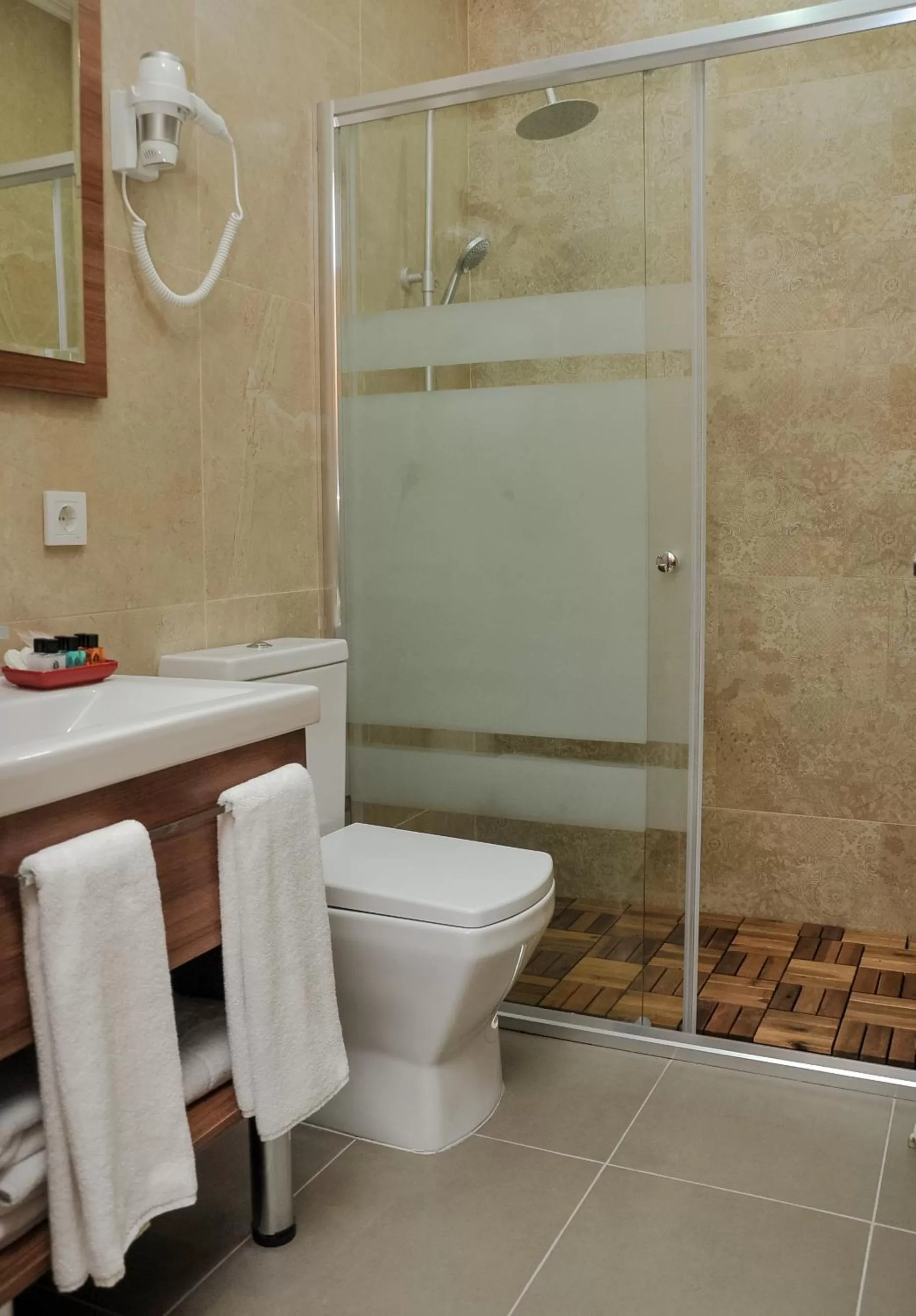 Shower, Bathroom in Palm Hotel