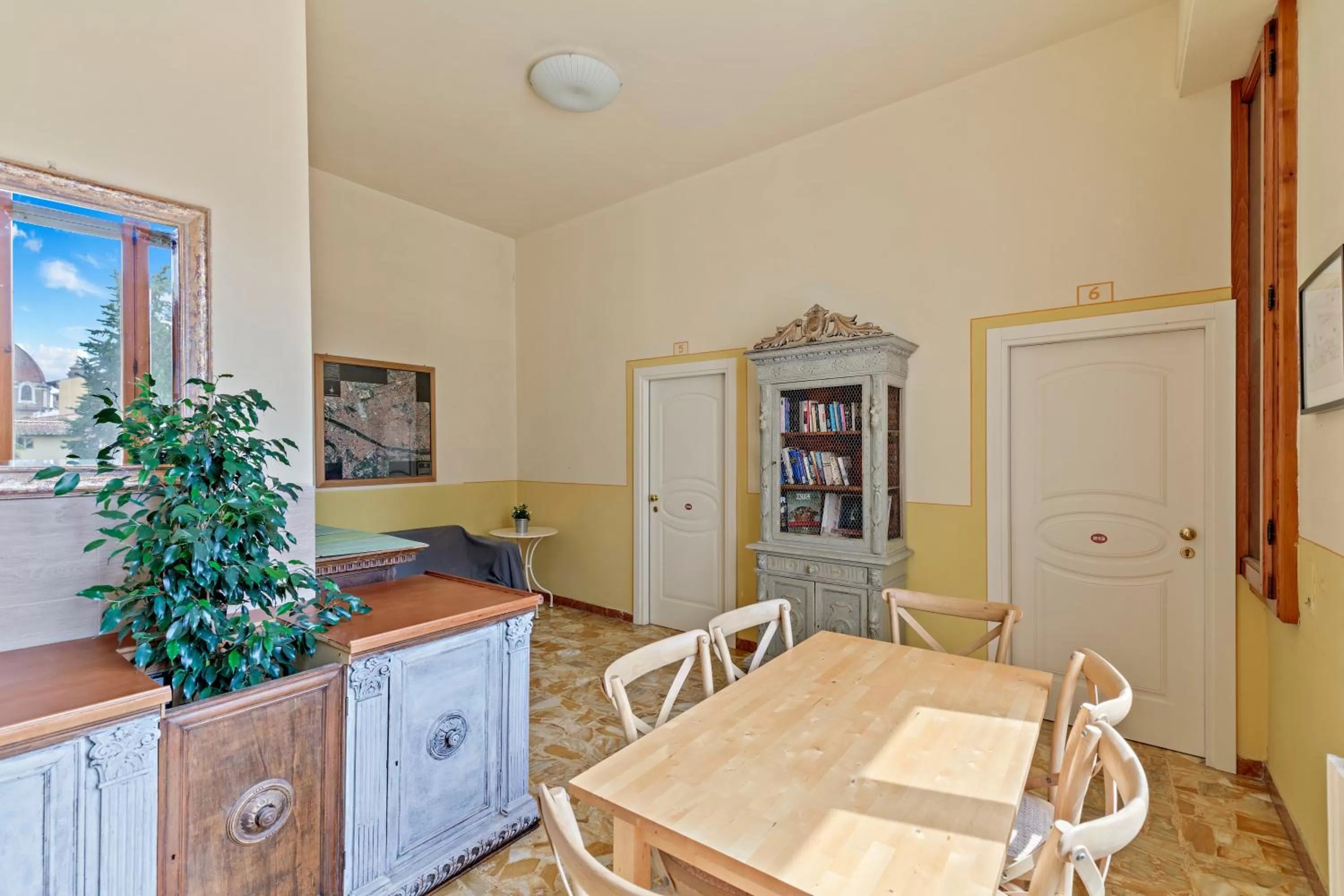 Public Bath, Dining Area in Hotel Azzi