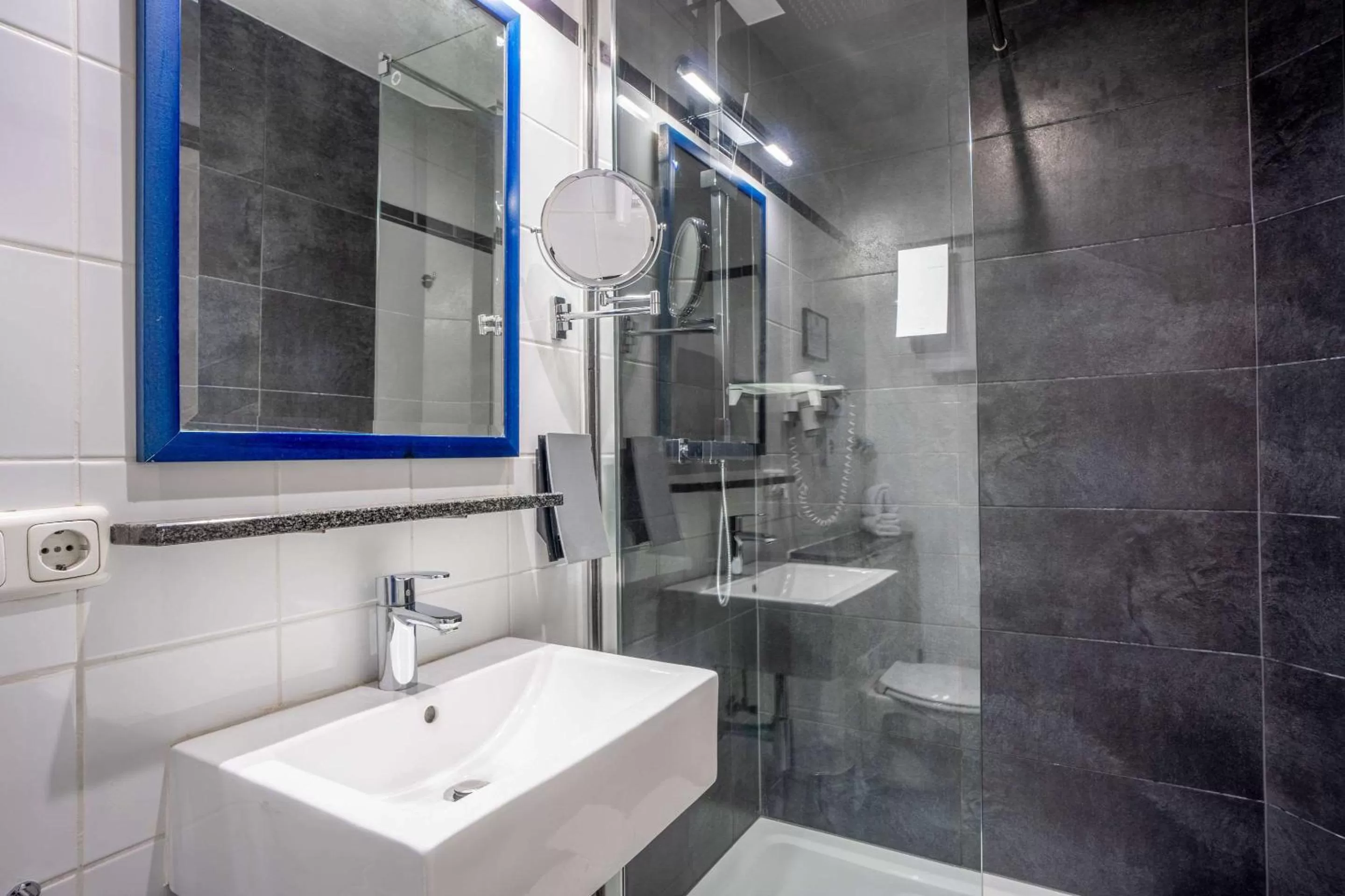 Photo of the whole room in Comfort Hotel Frankfurt Central Station