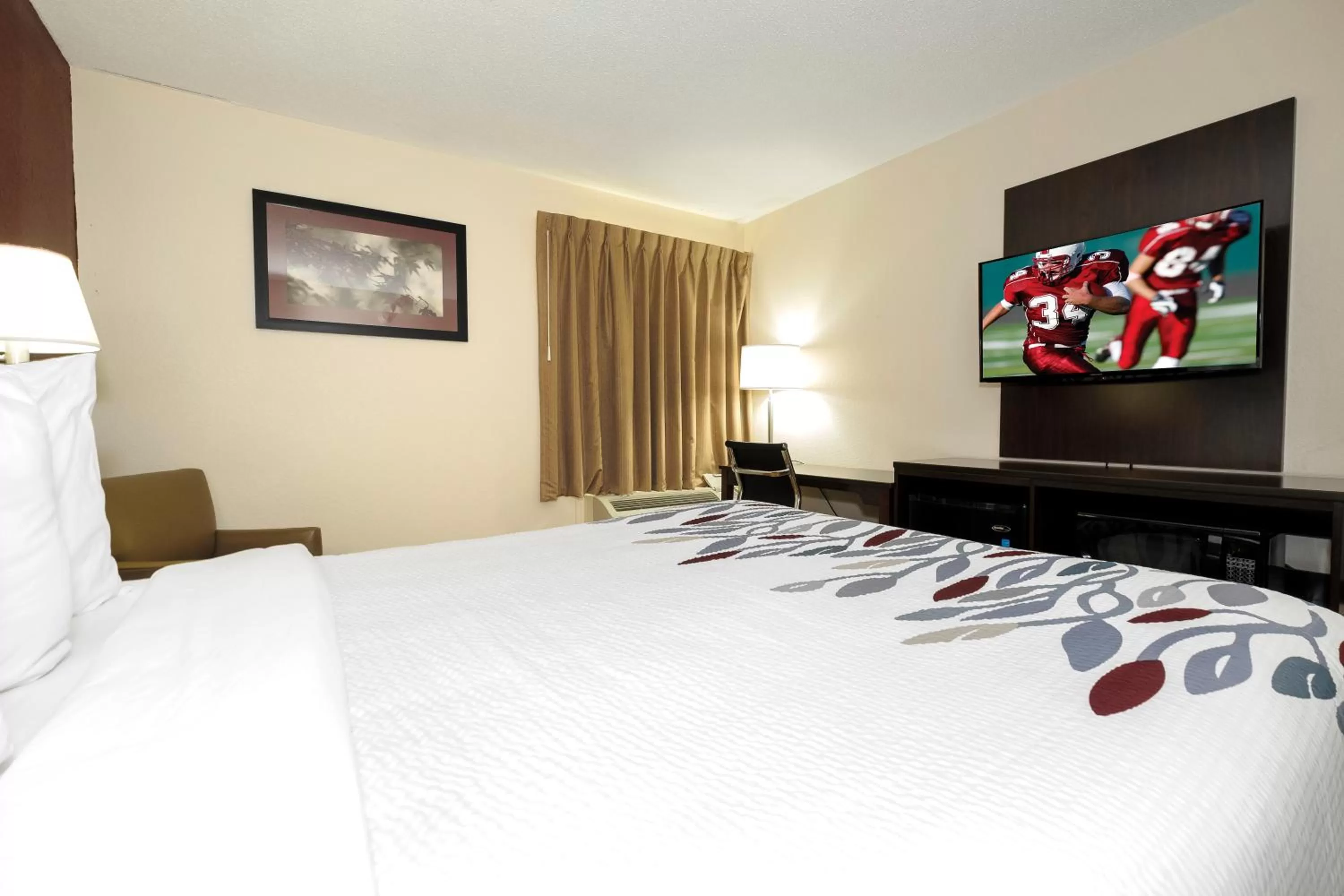 Photo of the whole room, Bed in Red Roof Inn Hillsville