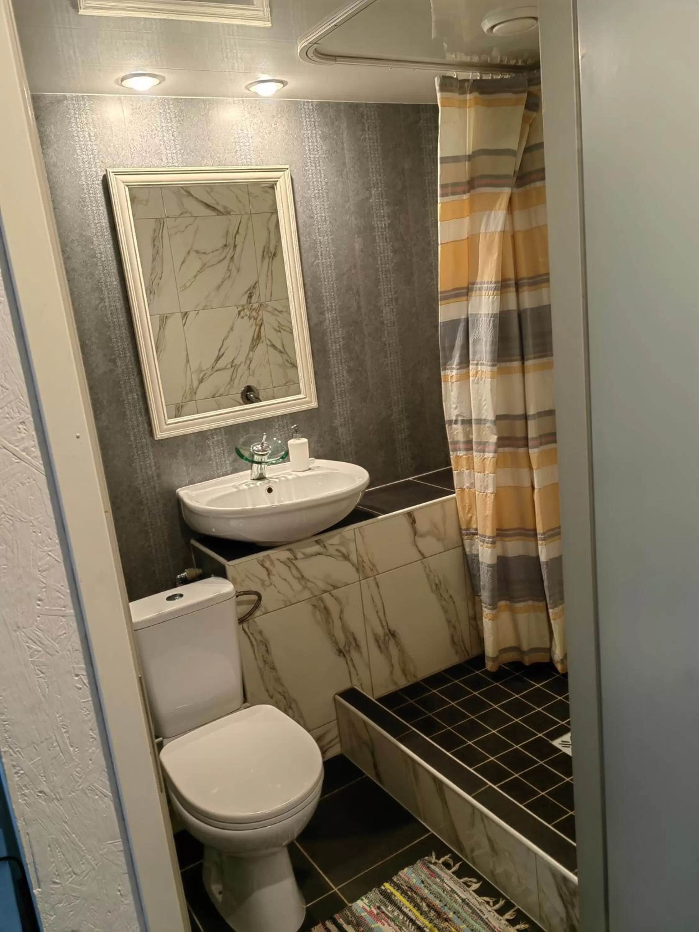 Shower in Route House 39 Motel