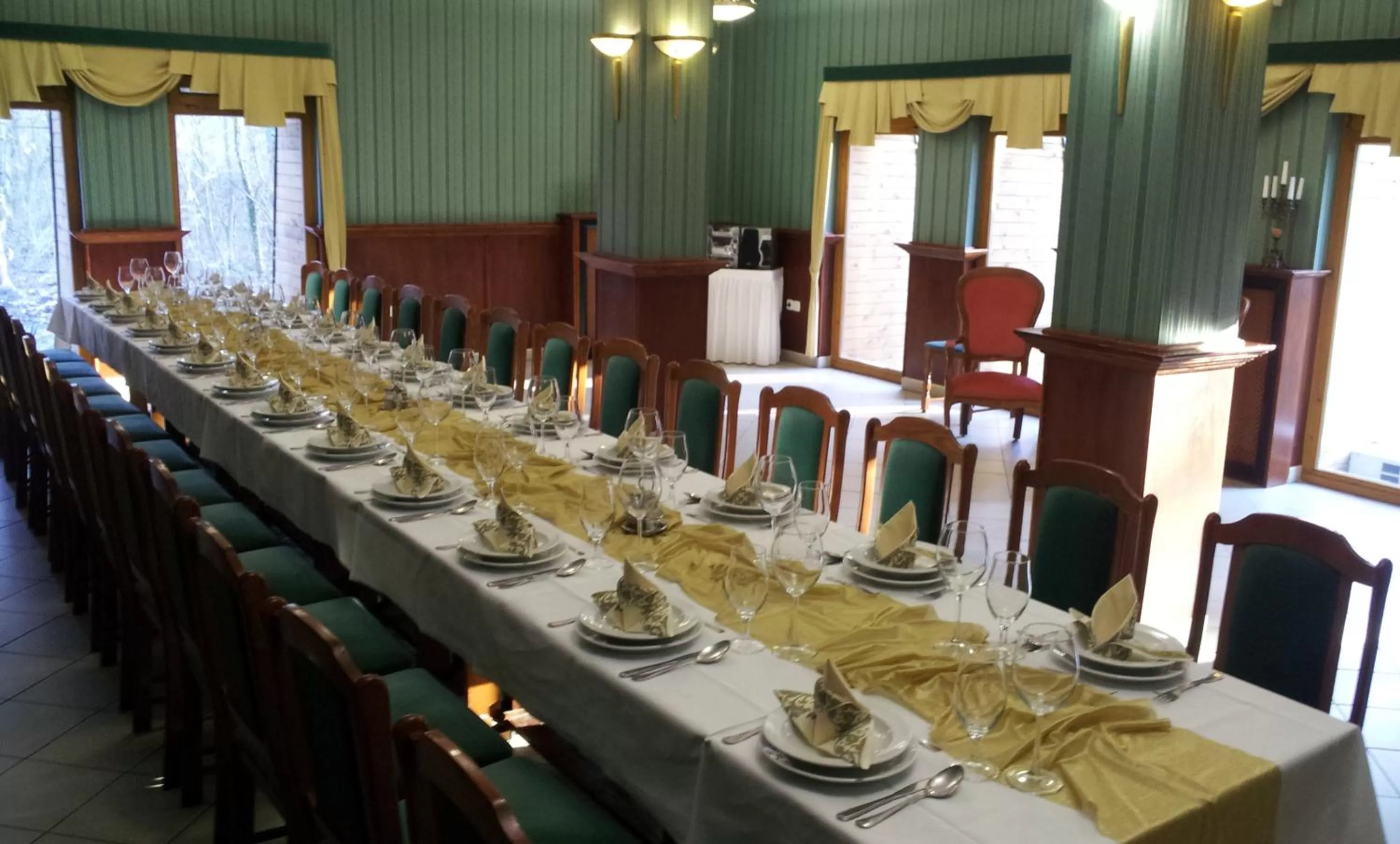 Restaurant/places to eat in Fenyves Hotel Békéscsaba