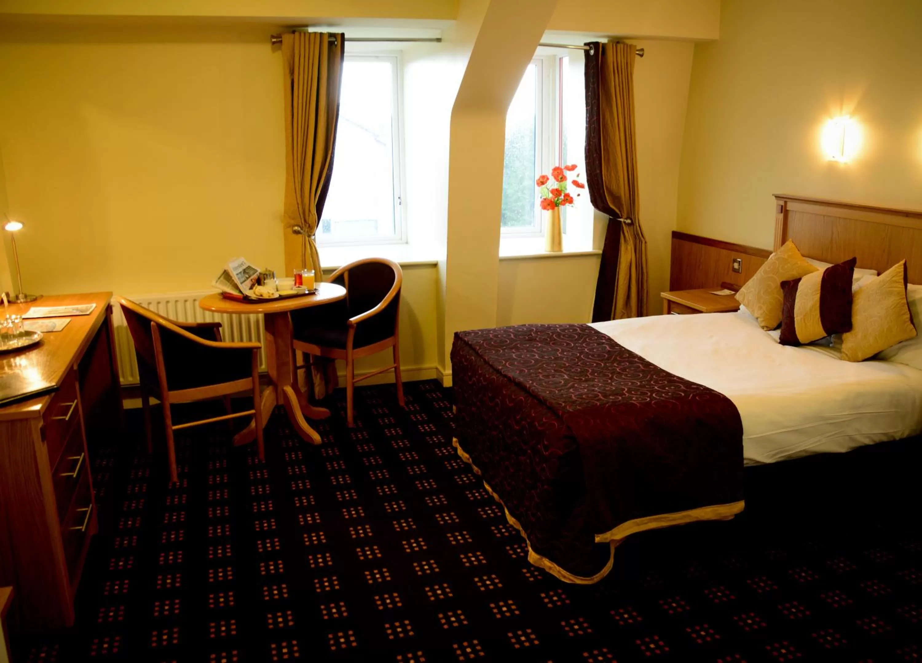 Bedroom, Bed in Bush Hotel