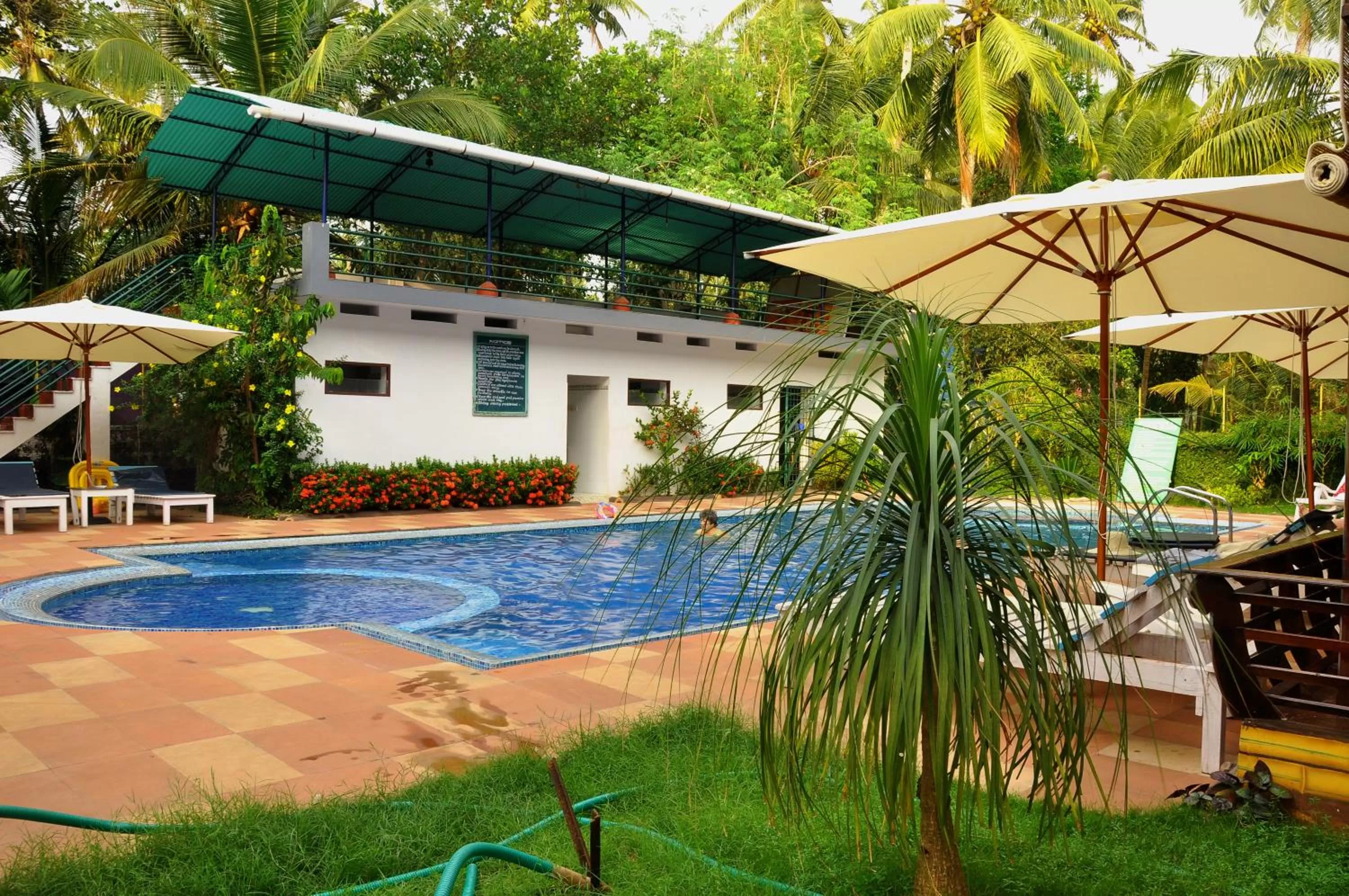 Swimming pool in Raja Park Beach Resort