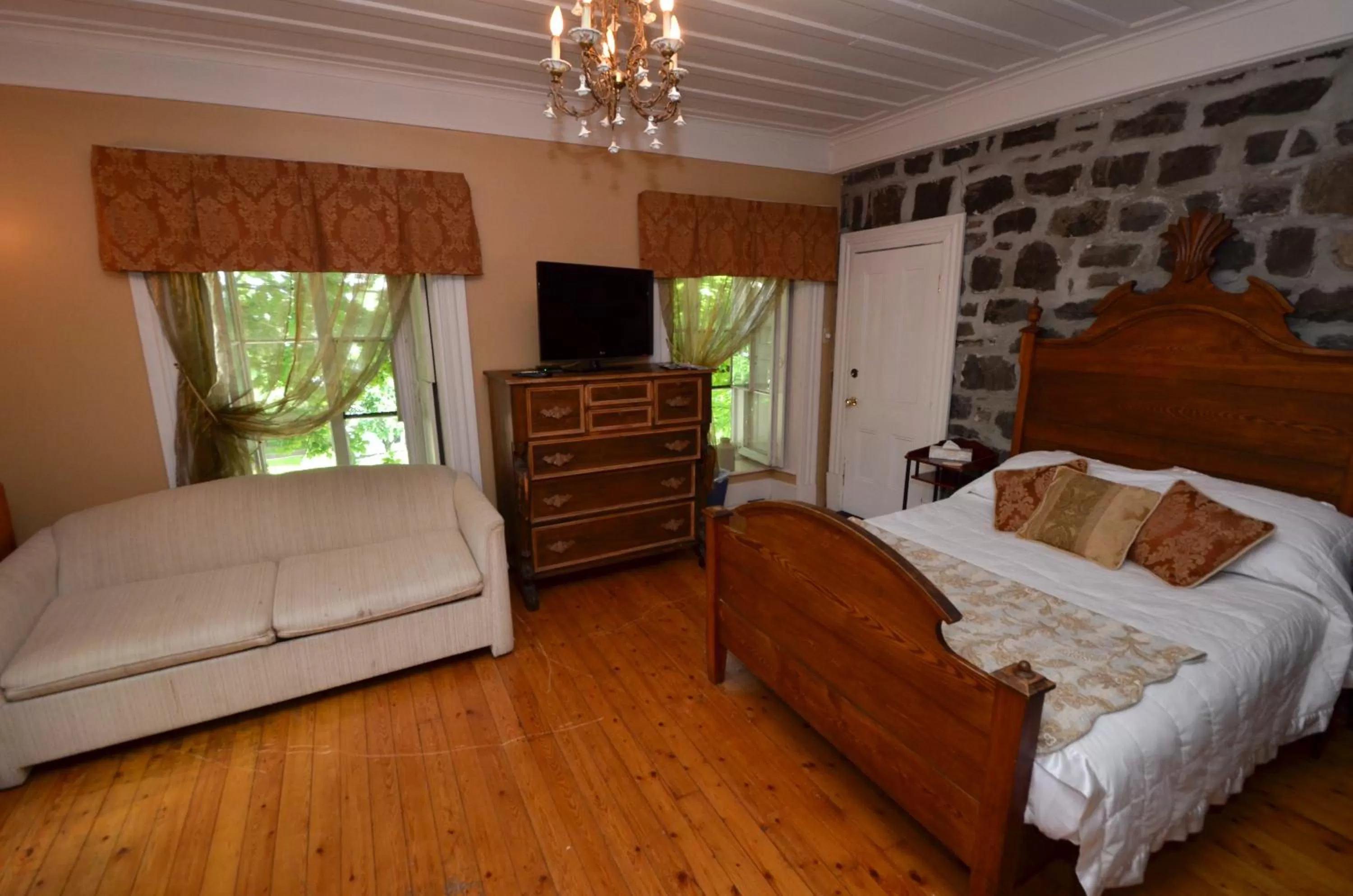 Photo of the whole room, Bed in La Maison Rousseau