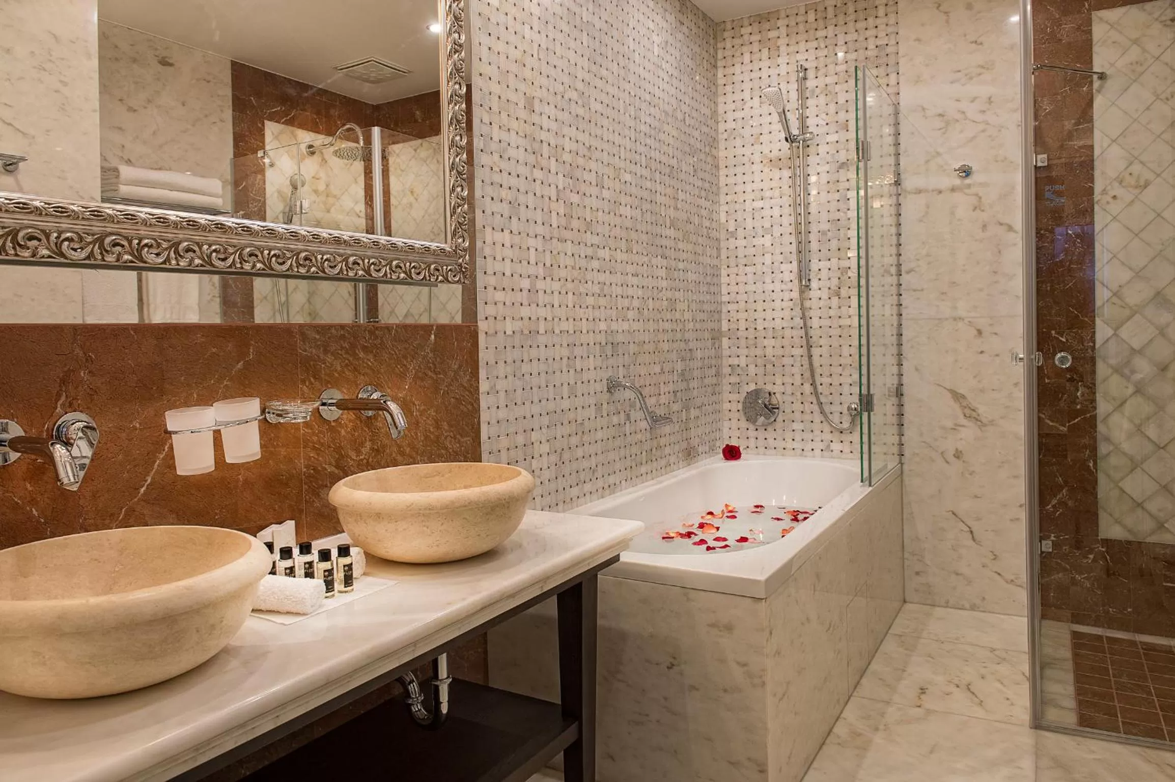 Shower in Villa Plaza Boutique Hotel & Spa