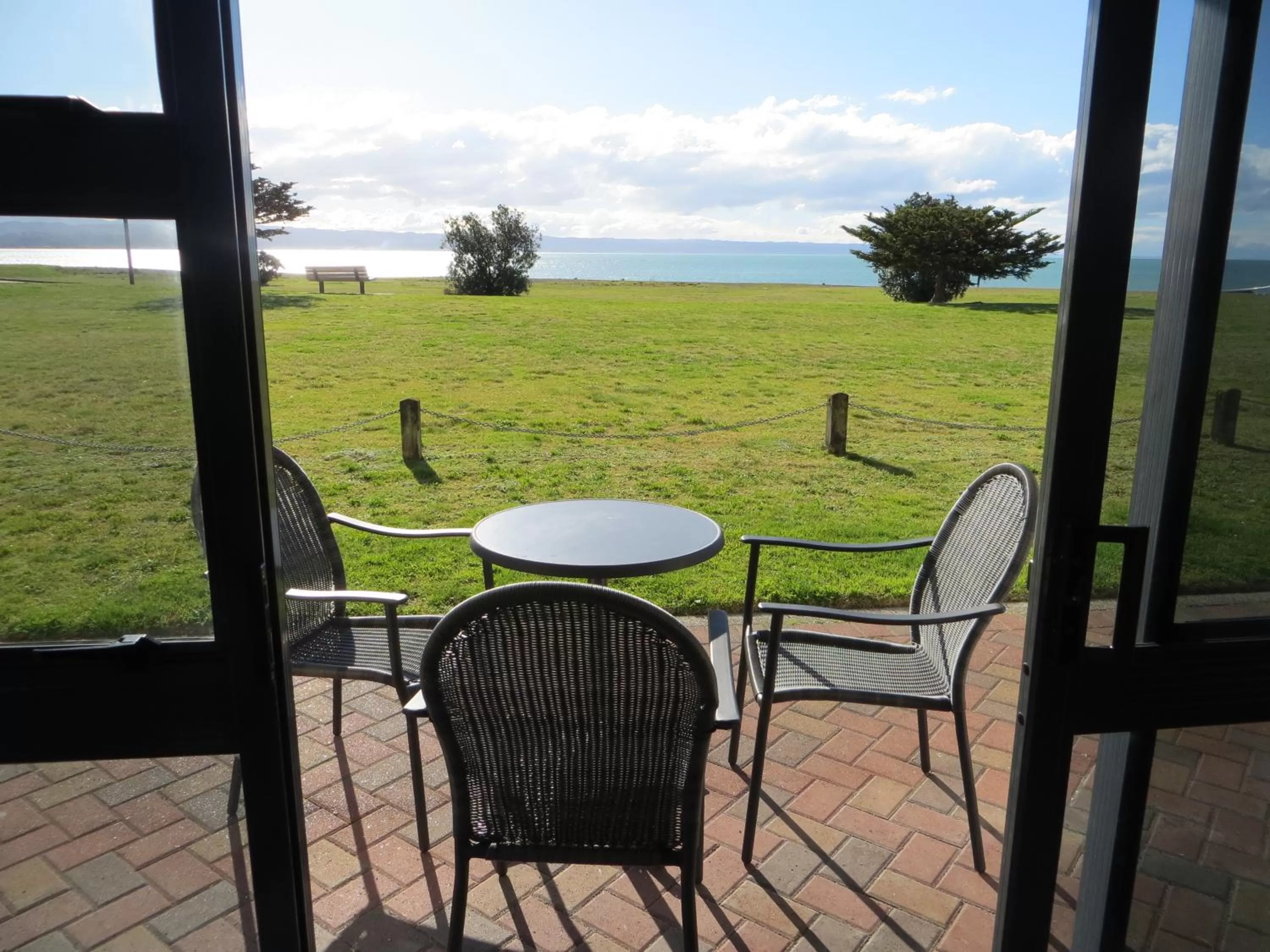 Patio in Harbour View Motel on Ahuriri Beach in Napier NZ with sea view suites