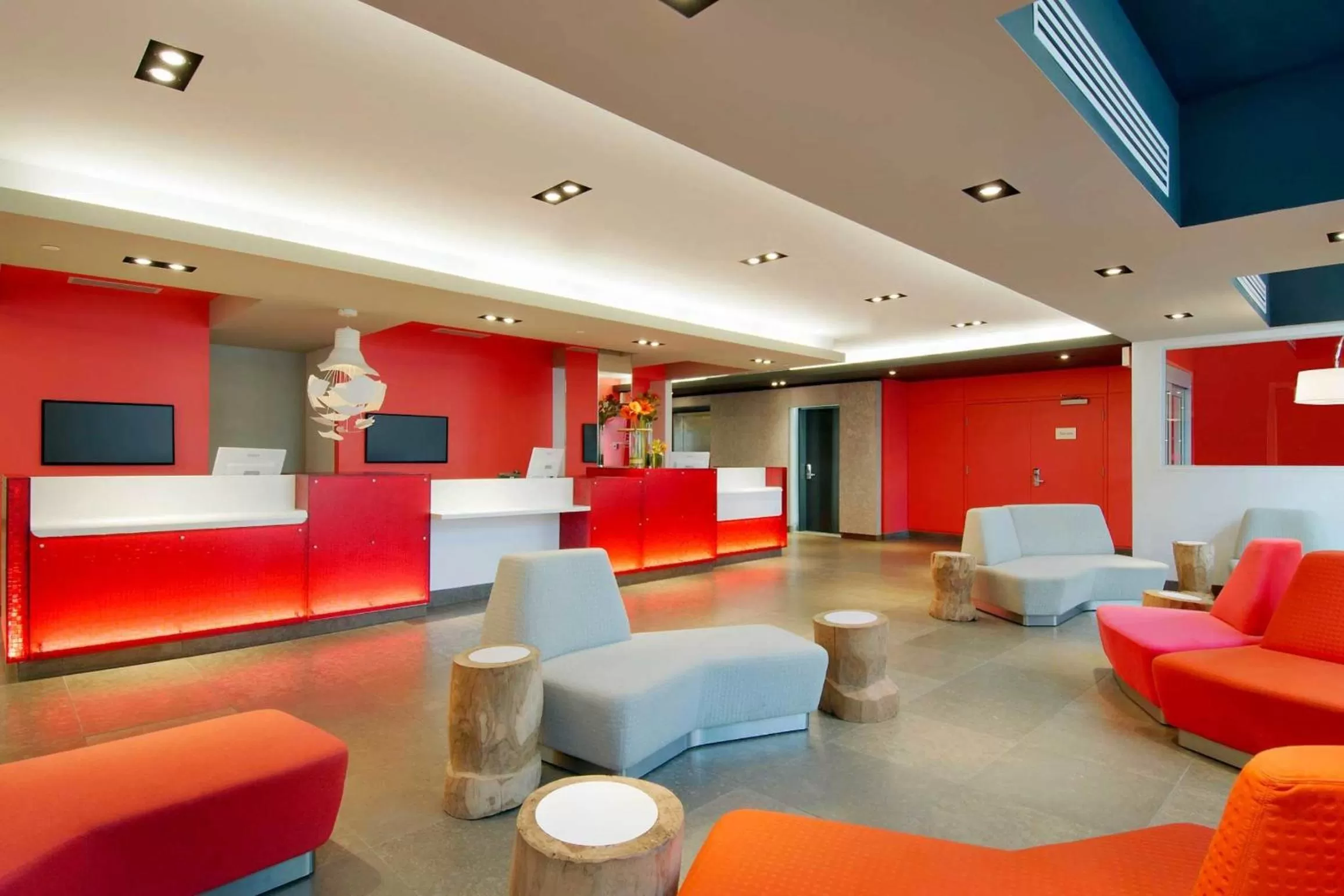 Communal lounge/ TV room in Novotel Montreal Center