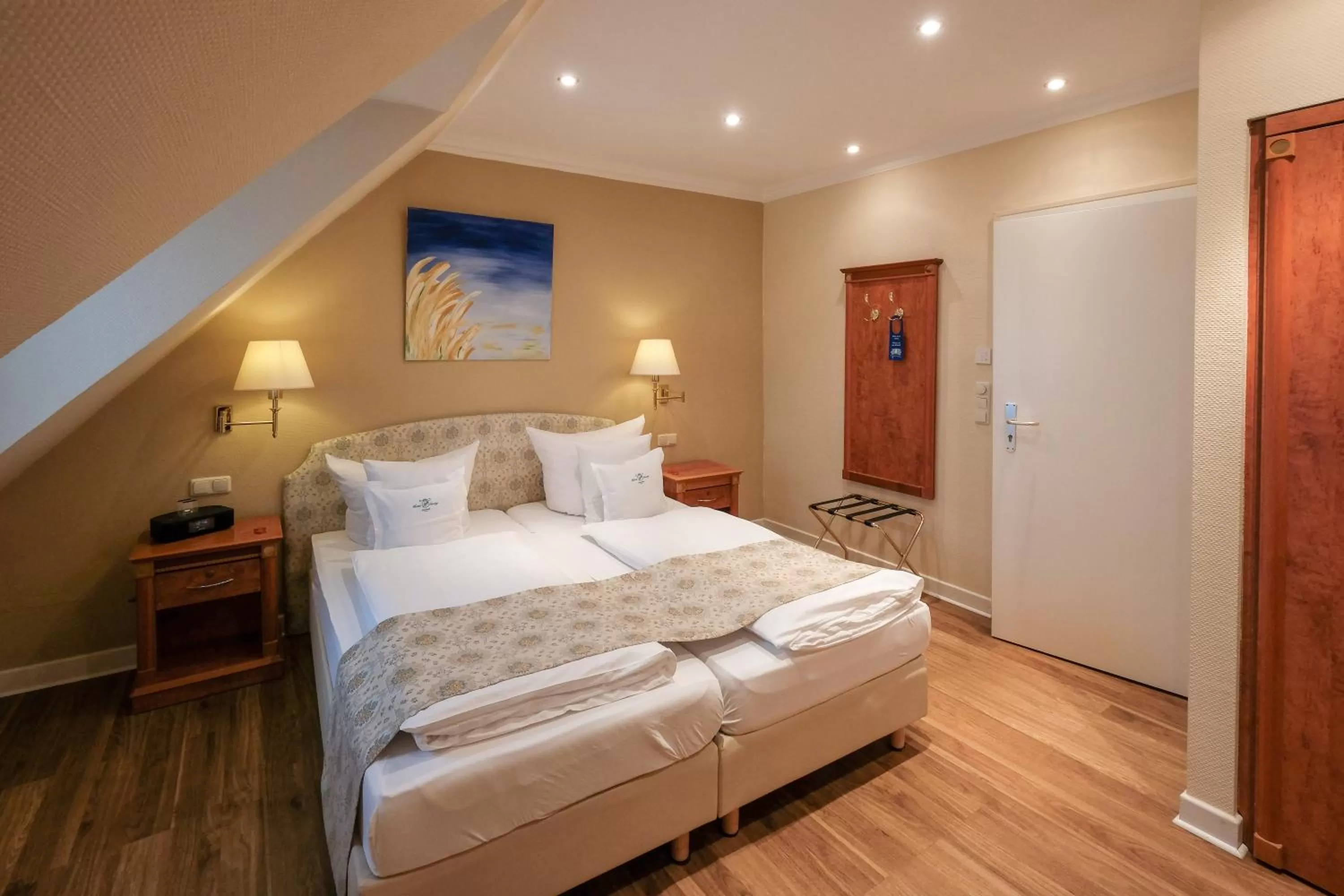 Bedroom, Bed in Hotel Savoy Hannover