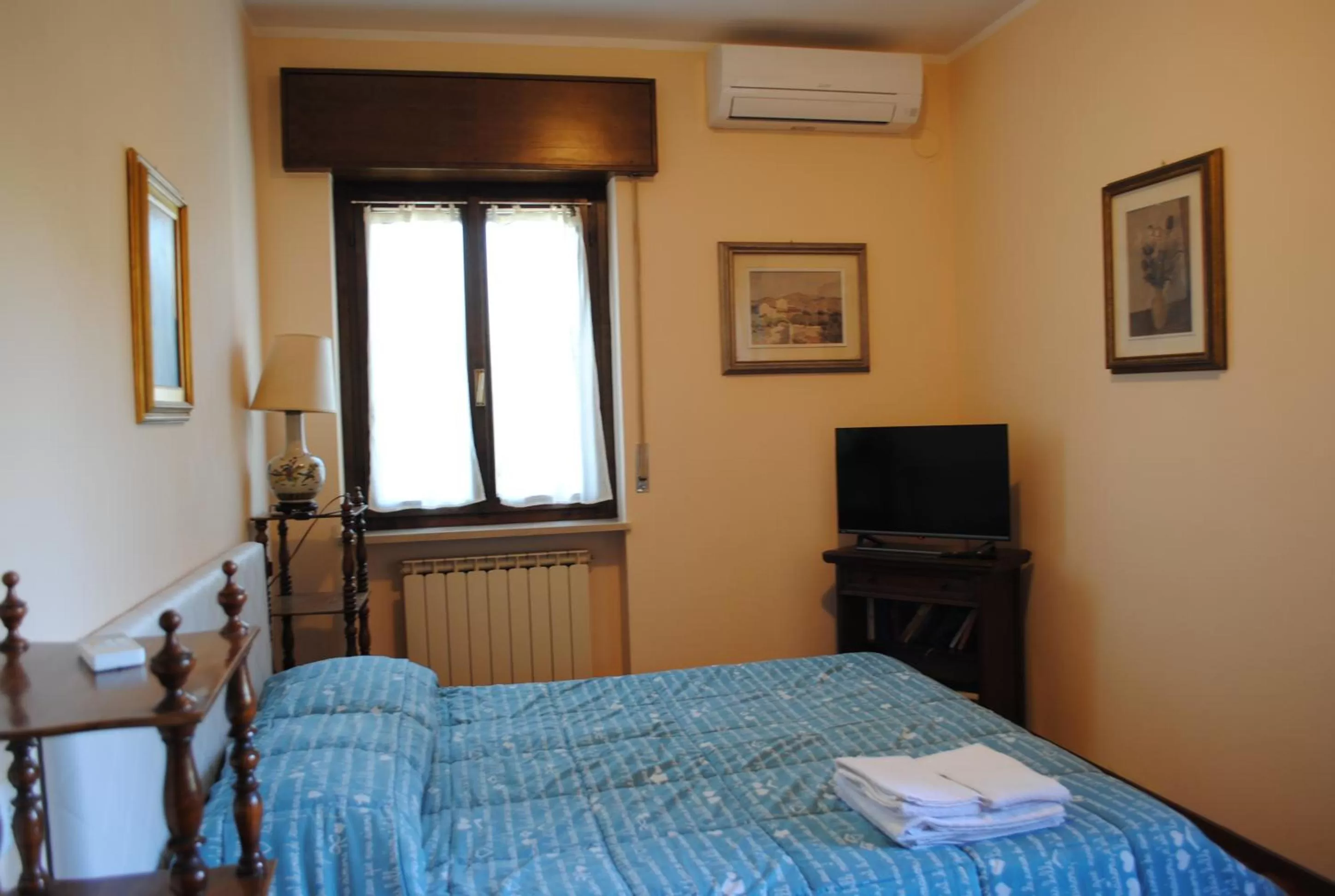 Photo of the whole room, Bed in AGRITURISMO MELOGRANO D'ORO