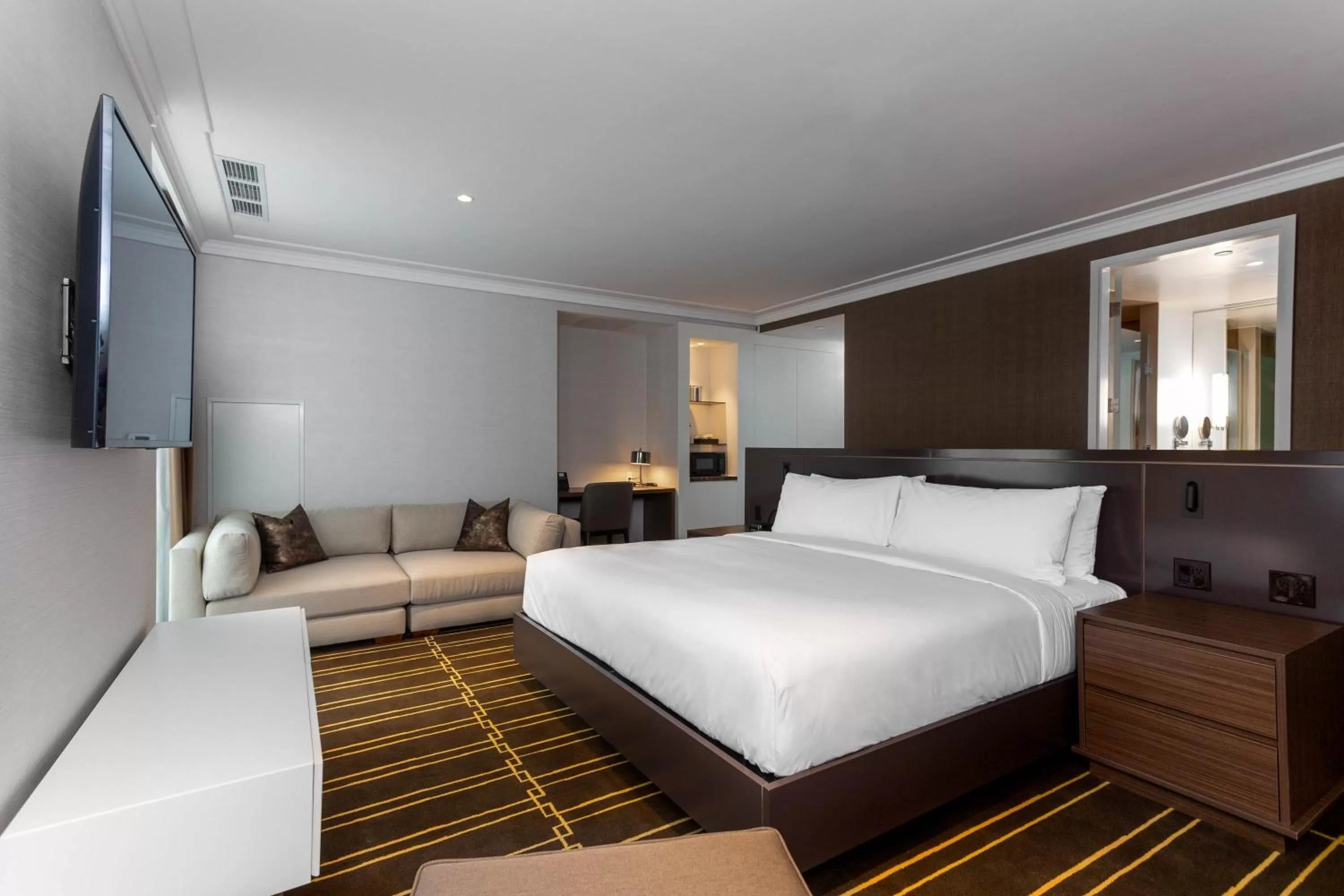 Photo of the whole room, Bed in Sutton Place Hotel Toronto